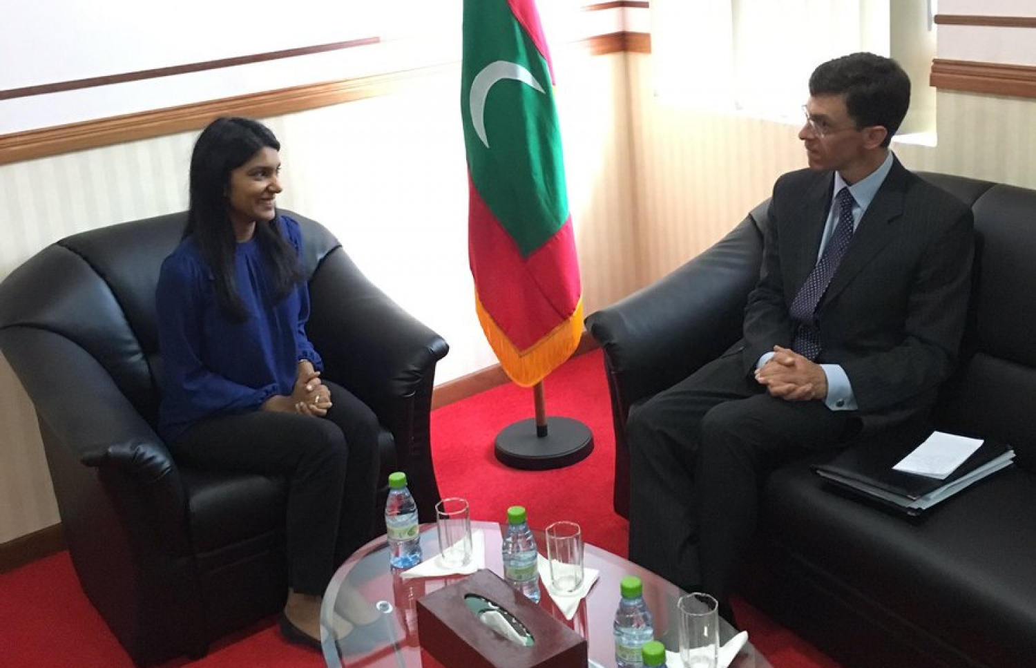 އިނގިރޭސި ސަފީރު ޑޯރިސް ޖެންޑަ މިނިސްޓަރު ޒެނީޝާއާ މިއަދު ބައްދަލުކުރައްވަނީ.-- ފޮޓޯ: ޓުވިޓާ