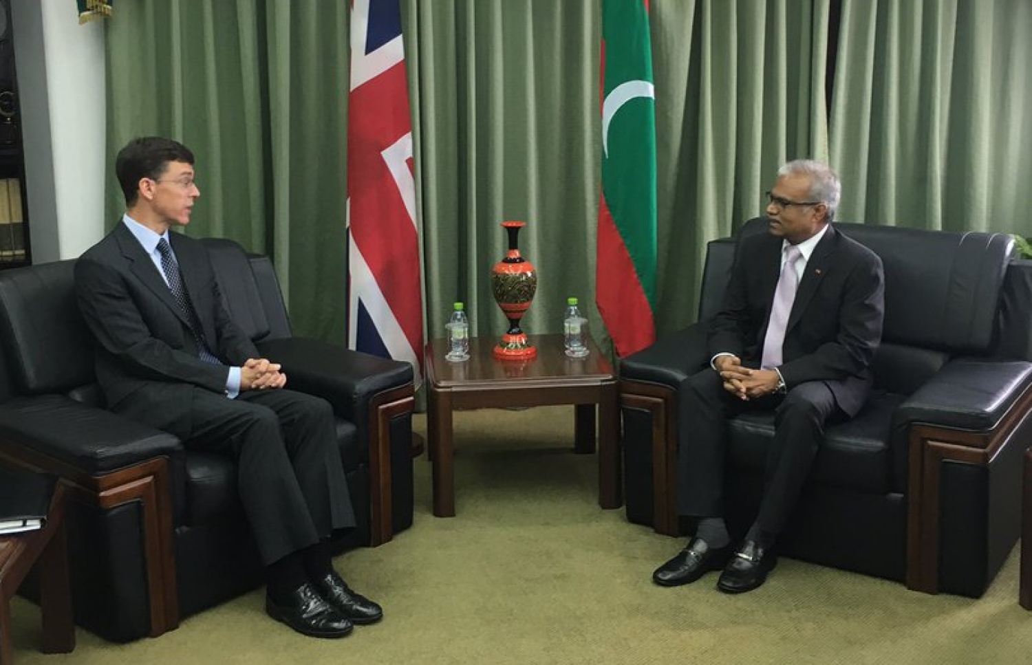 އިނގިރޭސި ސަފީރު ޑޯރިސް ފޮރިން މިނިސްޓަރު އާސިމްއާ މިދިޔަ މަހު ރާއްޖޭގައި ބައްދަލުކުރައްވަނީ.-- ފައިލް ފޮޓޯ: ޓުވިޓާ