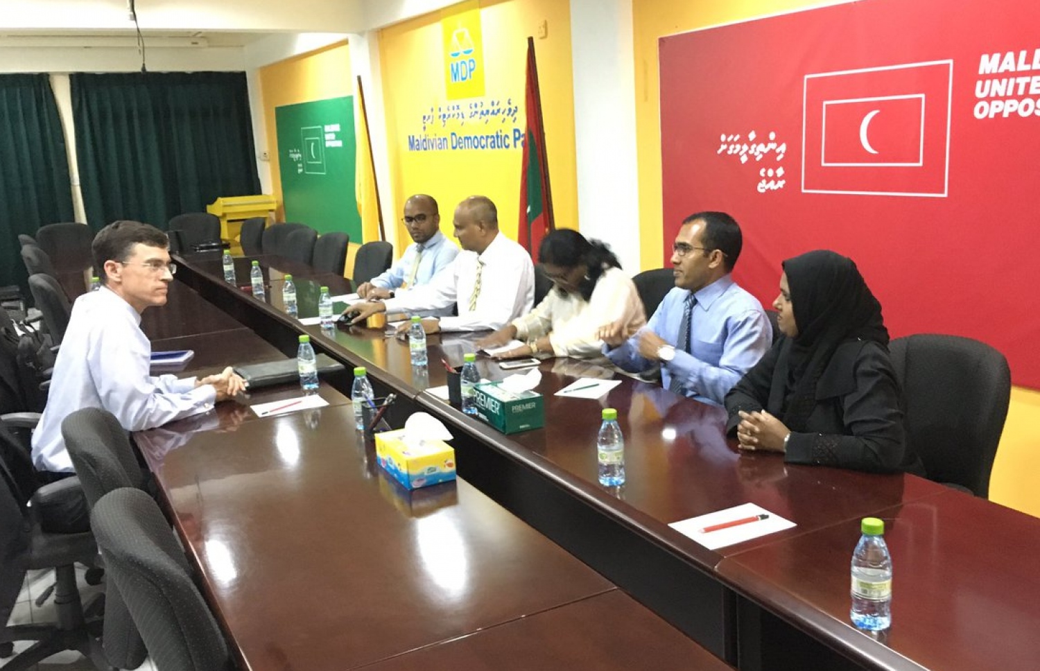 އިނގިރޭސި ސަފީރު ޑޯރިސް މިދިޔަ ހަފުތާގައި އިދިކޮޅު އިއްތިހާދުގެ ބޭފުޅުންނާ ބައްދަލުކުރައްވަނީ.-- ފޮޓޯ: ޓުވިޓާ