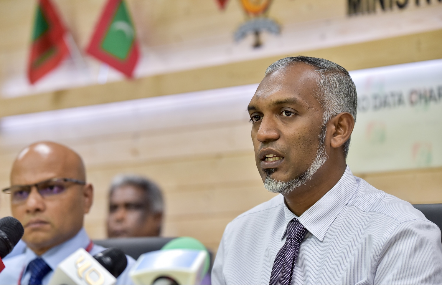 ނޫސްވެރިންގެ ބައްދަލުވުމުގައި މިނިސްޓަރު މުއިއްޒު ވާހަކަ ދައްކަވަނީ. ބްރިޖުގެ ބައެއް މަސައްކަތްތައް ކުރިއަށް ދަނީ ޝެޑިއުލަށްވުރެ އަވަހަށް ކަމަށް އޭނާ މިއަދު ވެސް ވިދާޅުވި. - ފޮޓޯ: ނިޝާން އަލީ/ މިހާރު