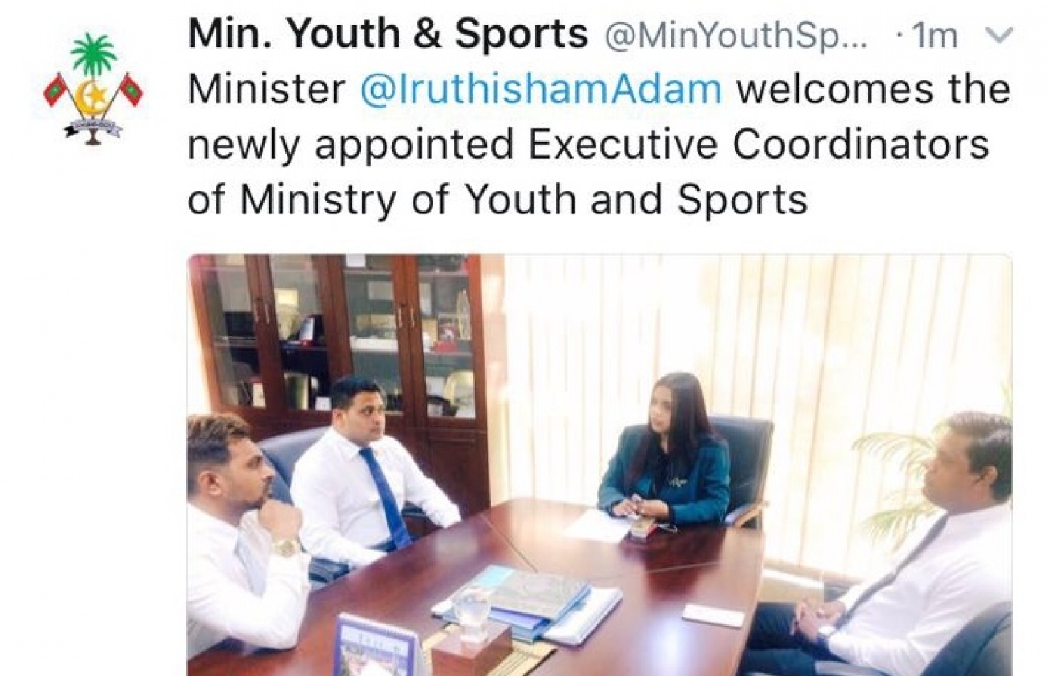 ޔޫތު މިނިސްޓްރީއަށް އަލަށް އައްޔަން ކުރެއްވި އެގްޒެކެޓިވް ދެ ކޯޑިނޭޓަރުން ކަމަށްވާ މުއާޒާއި ފާރިޝްއާ، ޔޫތު މިނިސްޓަރު އިރުތިޝާމް އާދަމް މިއަދު ބައްދަލު ކުރައްވަނީ: ޔޫތު މިނިސްޓްރީން ކުރި މި ޓްވީޓް ފަހުން ވަނީ ޑިލީޓް ކޮށްލާފައި.--- ފޮޓޯ/ ޔޫތު މިނިސްޓްރީ ޓްވިޓާ