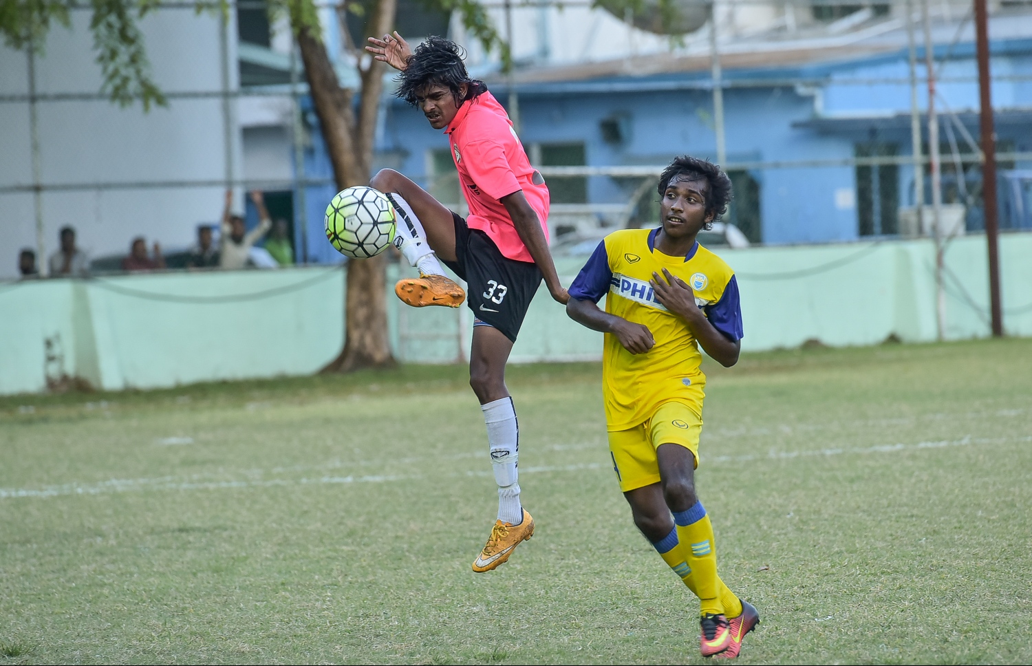 ޔޫތު ޗެމްޕިއަންޝިޕްގައި ވެެލެންސިއާ އާއި ޔުނައިޓެޑް ވިކްޓަރީ ކުޅުނު މެޗުގެ ތެރެއިން.-- ފޮޓޯ: ނިޝާން އަލީ/ މިހާރު