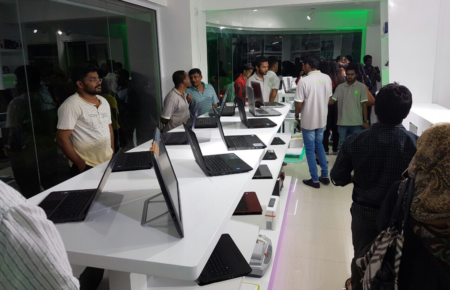 މިރޭ ހުޅުވި ޕާސަނަލް ކޮމްޕިއުޓާސްގެ ފިހާރައިގައި ވިއްކަން ހުރި ލެޕްޓޮޕްތަކެއް، ބަޔަކު ބަލަނީ.-- ފޮޓޯ: ޕާސަނަލް ކޮމްޕިއުޓާސް