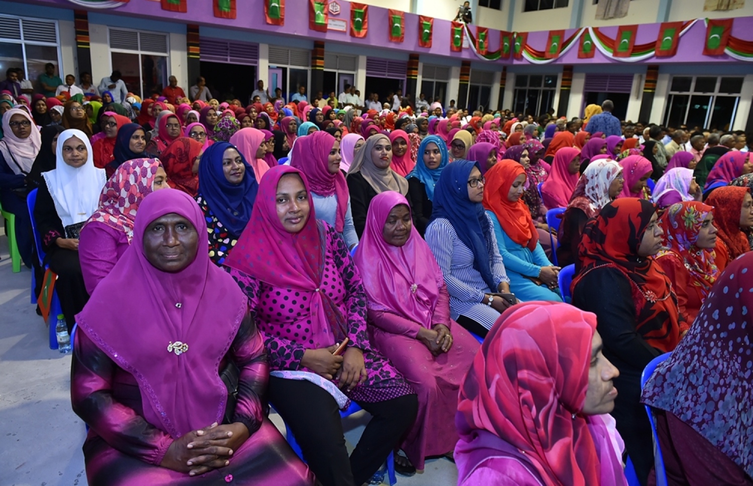 ފުވައްމުލަކުގައި ސާފު ބޯފެނާއި ނަރުދަމާގެ ނިޒާމުގެ މަޝްރޫއު އިފުތިތާހު ކުރުމަށް މިރޭ ބޭއްވި ޖަލްސާގައި ބައިވެރިވި ބައެއް މީހުން.---ފޮޓޯ: ރައީސް އޮފީސް