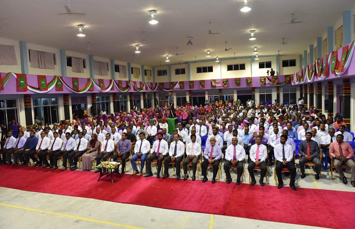 ފުވައްމުލައް ސިޓީ: އޮކްޓޯބަރު 10، 2016: ފުވައްމުލައް ސިޓީގެ ފެނާއި ނަރުދަމާ ނިޒާމުގެ އަމަލީ މަސައްކަތް އިފްތިތާހް ކޮށްދެއްވުމުގެ ރަސްމިއްޔާތުގައި ސަރުކާރަށް ސަޕޯޓުކުރާ ފުވައްމުލަކު އިސް ބޭފުޅުންނާއި ރައްޔިތުން ބައިވެރިވަނީ.-- ފޮޓޯ: ރައީސް އޮފީސް