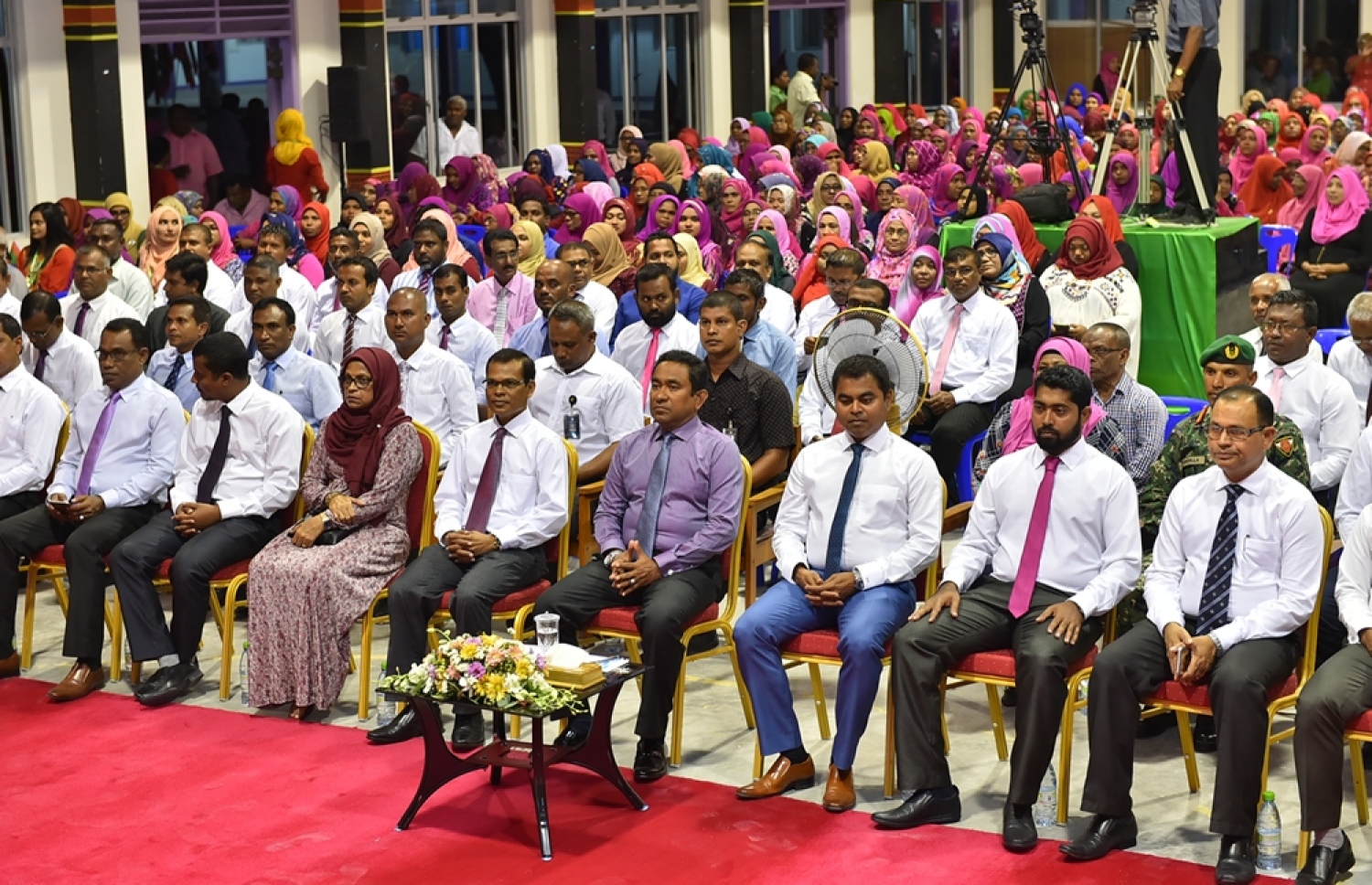 ފުވައްމުލައް ސިޓީ: އޮކްޓޯބަރު 10، 2016: ފުވައްމުލައް ސިޓީގެ ފެނާއި ނަރުދަމާ ނިޒާމުގެ އަމަލީ މަސައްކަތް އިފްތިތާހް ކޮށްދެއްވުމުގެ ރަސްމިއްޔާތުގައި ރައީސް ޔާމިން ބައިވެރިވެ ވަޑައިގަންނަވަނީ.-- ފޮޓޯ: ރައީސް އޮފީސް