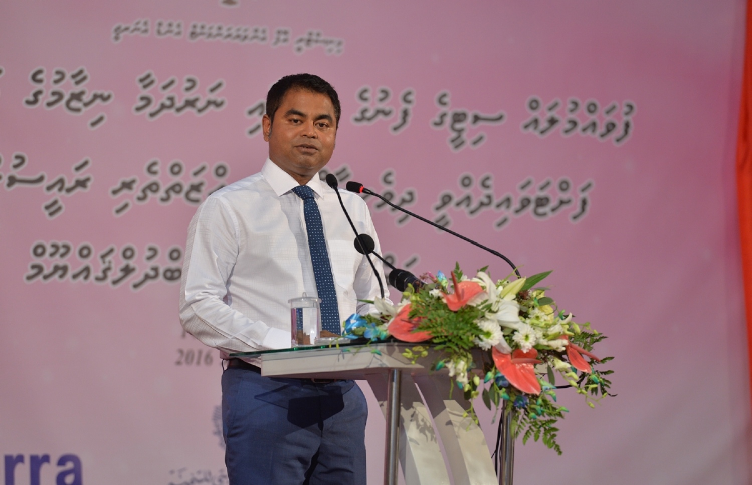 ފުވައްމުލައް ސިޓީ: އޮކްޓޯބަރު 10، 2016: ފުވައްމުލައް ސިޓީގެ ފެނާއި ނަރުދަމާ ނިޒާމުގެ އަމަލީ މަސައްކަތް އިފްތިތާހް ކޮށްދެއްވުމުގެ ރަސްމިއްޔާތުގައި އެންވާރްމަންޓް މިނިސްޓަރު ތޯރިގް ވާހަކަ ދައްކަވަނީ.-- ފޮޓޯ: ރައީސް އޮފީސް