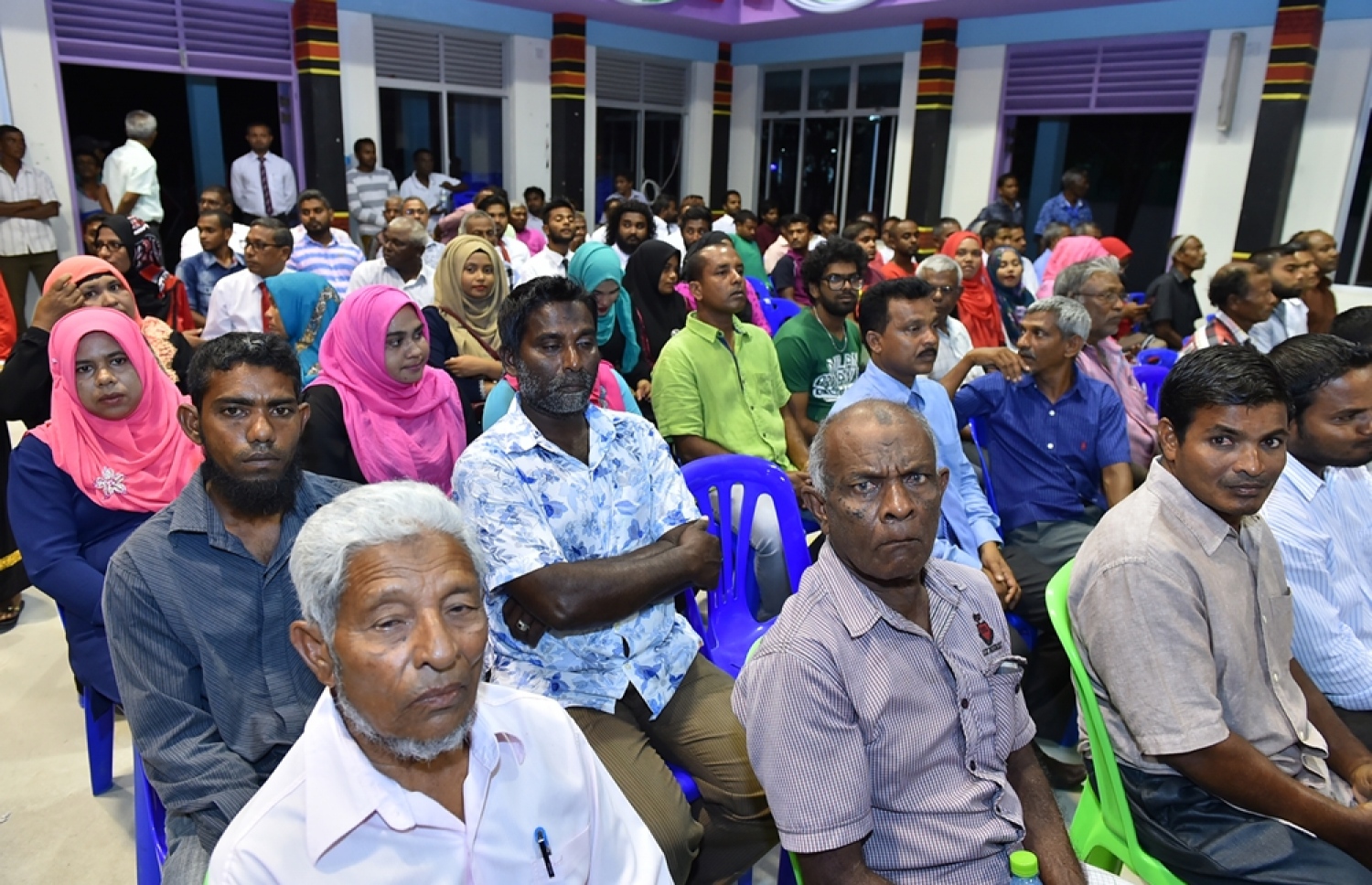 ފުވައްމުލައް ސިޓީ: އޮކްޓޯބަރު 10، 2016: ފުވައްމުލައް ސިޓީގެ ފެނާއި ނަރުދަމާ ނިޒާމުގެ އަމަލީ މަސައްކަތް އިފްތިތާހް ކޮށްދެއްވުމުގެ ރަސްމިއްޔާތުގައި ސަރުކާރަށް ސަޕޯޓުކުރާ ފުވައްމުލަކު ރައްޔިތުން ބައިވެރިވަނީ.-- ފޮޓޯ: ރައީސް އޮފީސް