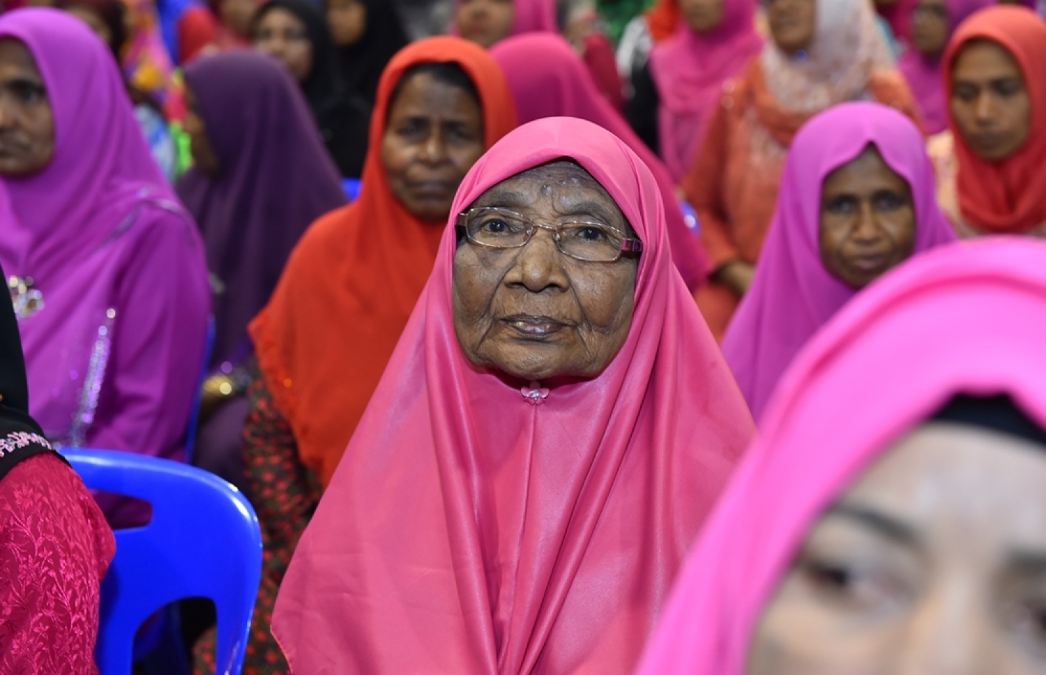 ފުވައްމުލައް ސިޓީ: އޮކްޓޯބަރު 10، 2016: ފުވައްމުލައް ސިޓީގެ ފެނާއި ނަރުދަމާ ނިޒާމުގެ އަމަލީ މަސައްކަތް އިފްތިތާހް ކޮށްދެއްވުމުގެ ރަސްމިއްޔާތުގައި ސަރުކާރަށް ސަޕޯޓުކުރާ ފުވައްމުލަކު ރައްޔިތުން ބައިވެރިވަނީ.-- ފޮޓޯ: ރައީސް އޮފީސް