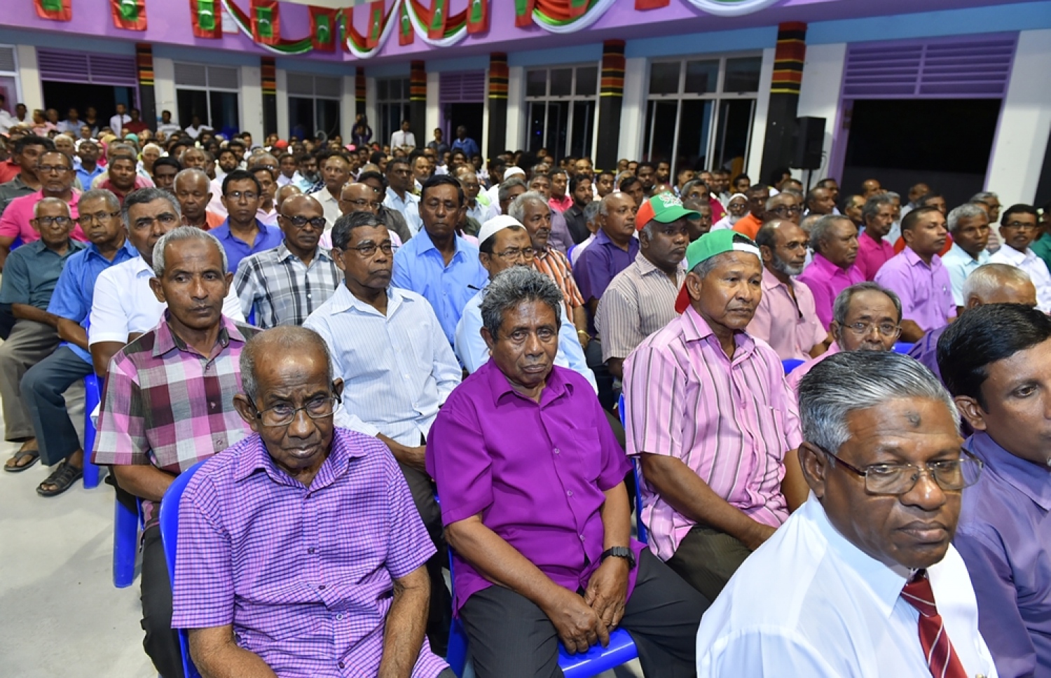 ފުވައްމުލައް ސިޓީ: އޮކްޓޯބަރު 10، 2016: ފުވައްމުލައް ސިޓީގެ ފެނާއި ނަރުދަމާ ނިޒާމުގެ އަމަލީ މަސައްކަތް އިފްތިތާހް ކޮށްދެއްވުމުގެ ރަސްމިއްޔާތުގައި ސަރުކާރަށް ސަޕޯޓުކުރާ ފުވައްމުލަކު ރައްޔިތުން ބައިވެރިވަނީ.-- ފޮޓޯ: ރައީސް އޮފީސް