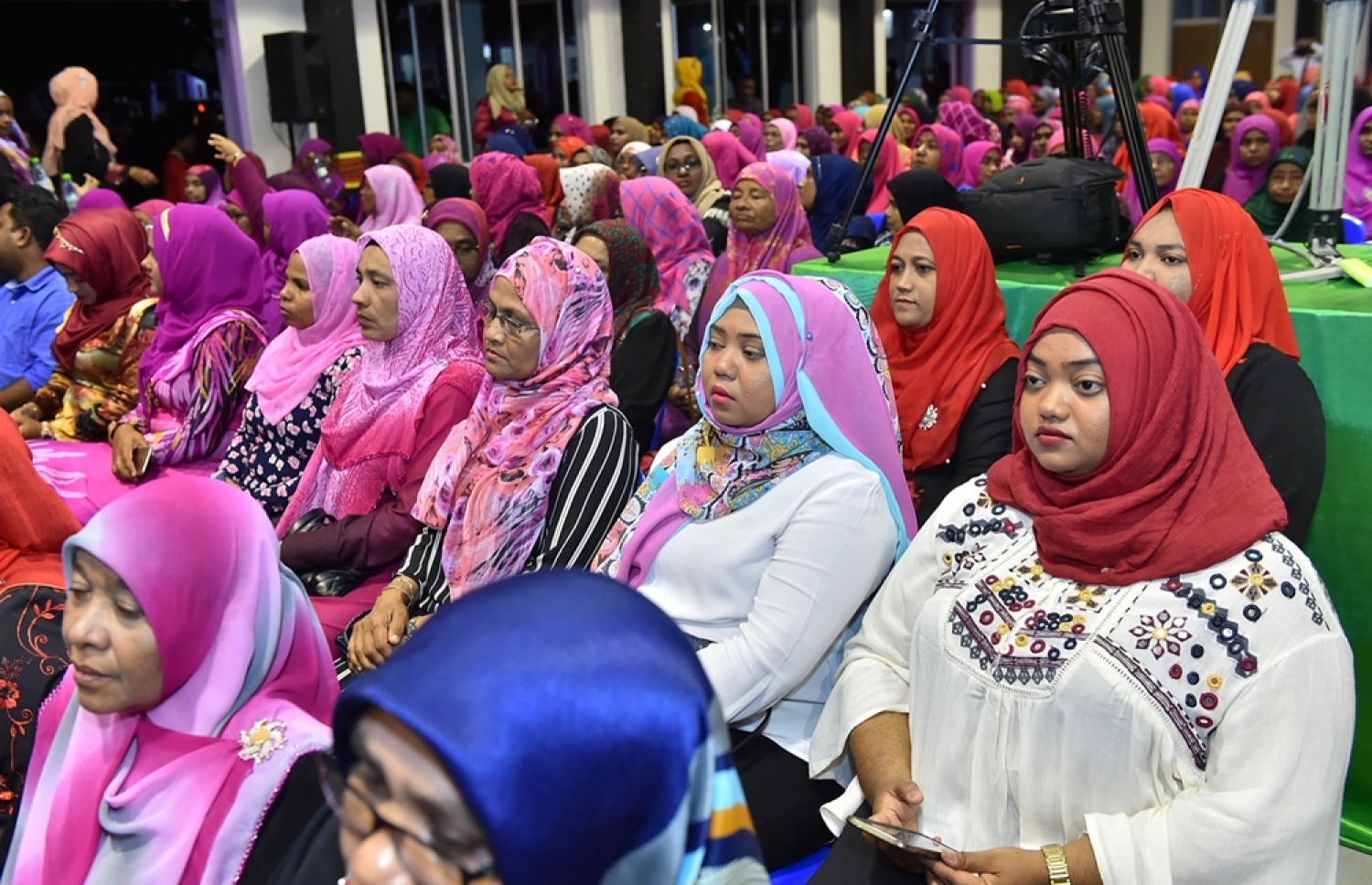 ފުވައްމުލައް ސިޓީ: އޮކްޓޯބަރު 10، 2016: ފުވައްމުލައް ސިޓީގެ ފެނާއި ނަރުދަމާ ނިޒާމުގެ އަމަލީ މަސައްކަތް އިފްތިތާހް ކޮށްދެއްވުމުގެ ރަސްމިއްޔާތުގައި ސަރުކާރަށް ސަޕޯޓުކުރާ ފުވައްމުލަކު ރައްޔިތުން ބައިވެރިވަނީ.-- ފޮޓޯ: ރައީސް އޮފީސް