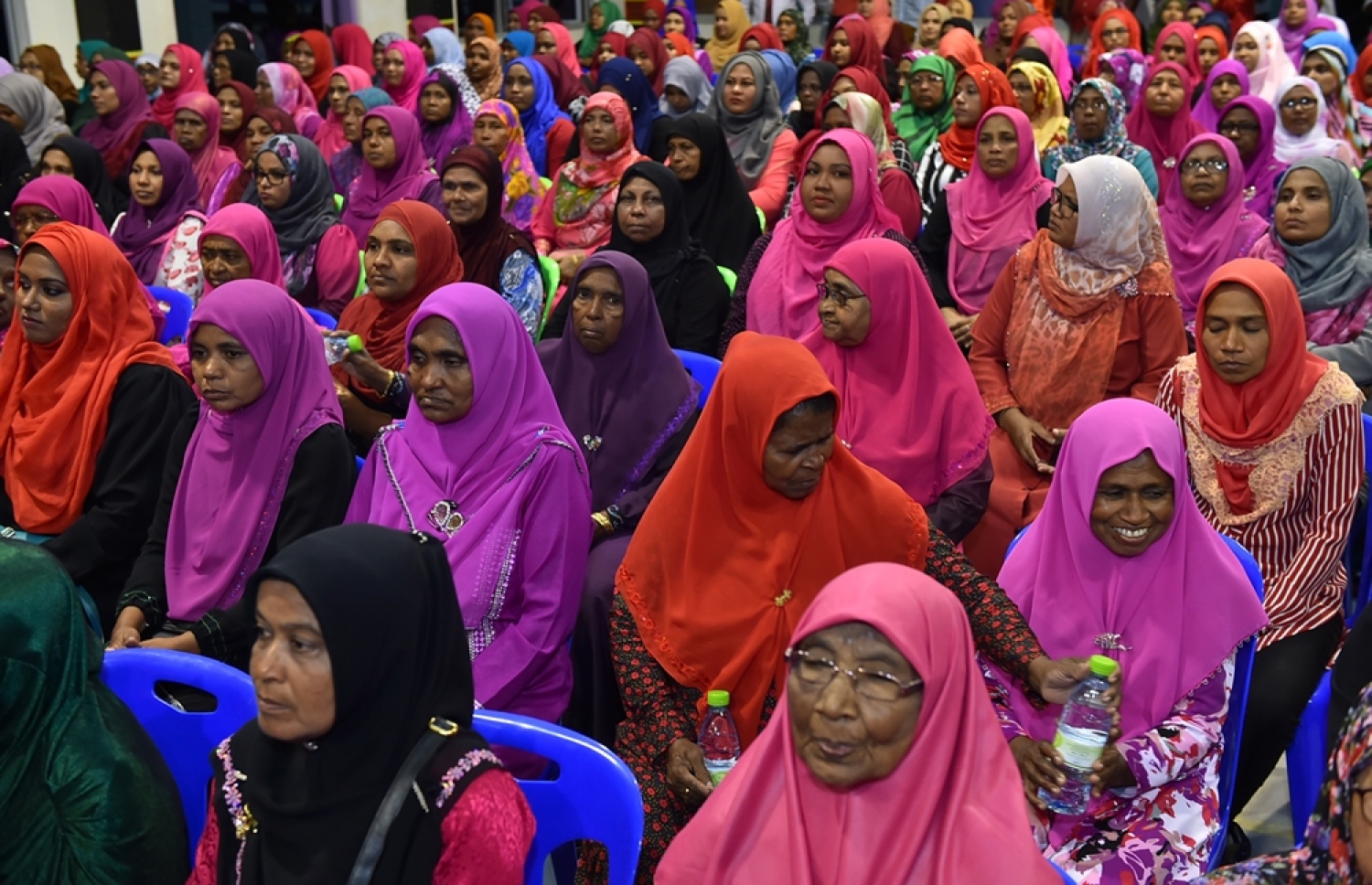 ފުވައްމުލައް ސިޓީ: އޮކްޓޯބަރު 10، 2016: ފުވައްމުލައް ސިޓީގެ ފެނާއި ނަރުދަމާ ނިޒާމުގެ އަމަލީ މަސައްކަތް އިފްތިތާހް ކޮށްދެއްވުމުގެ ރަސްމިއްޔާތުގައި ސަރުކާރަށް ސަޕޯޓުކުރާ ފުވައްމުލަކު ރައްޔިތުން ބައިވެރިވަނީ.-- ފޮޓޯ: ރައީސް އޮފީސް