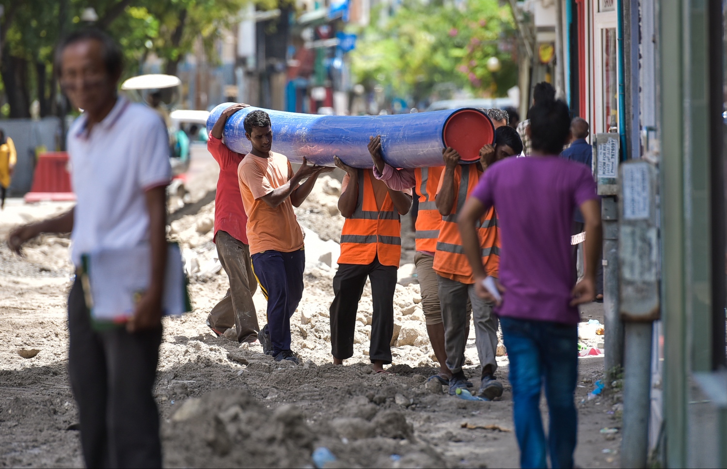 މަޖީދީ މަގު ހެދުމުގެ މަސައްކަތް ހައުސިން މިނިސްޓްރީގެ މުވައްޒަފުން ކުރަނީ: އެމްއާރުޑީސީގެ މަސައްކަތްތައް ވެސް މިހާރު ވަނީ ހައުސިންއަށް ބަދަލުކޮށްފައި -- މިހާރު ފޮޓޯ