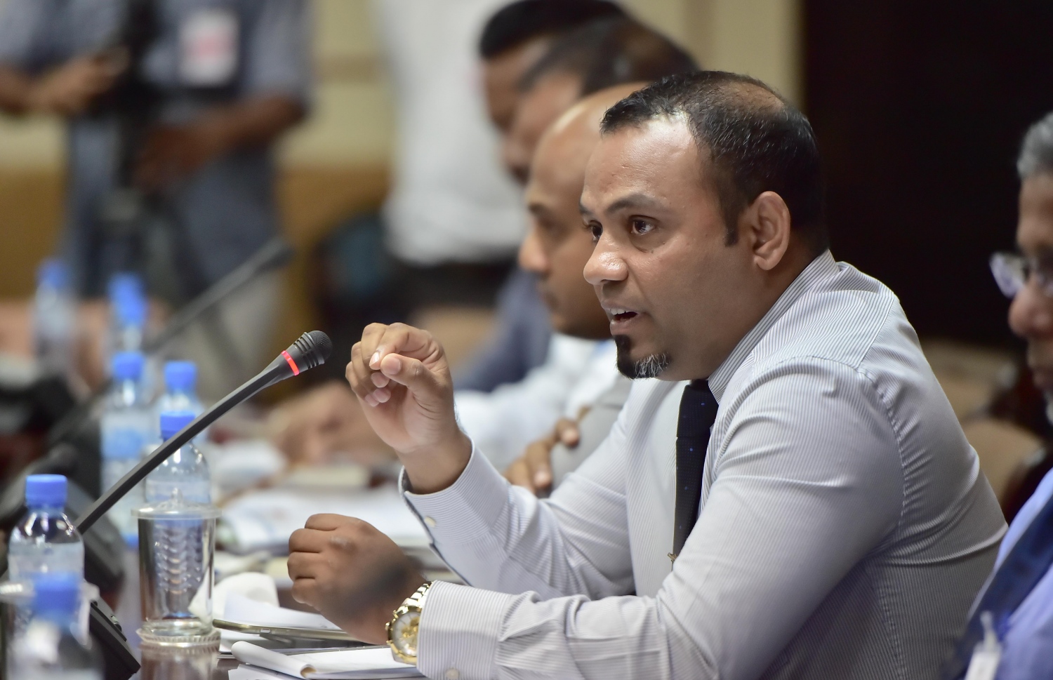 އެންސްޕާގެ ޗެއާމަން މުޖުތަބާ. ސަބްސިޑީ ފޯމުތައް ޗެކް ކުރަމުން އަންނަ ކަމަށް އޭނާ ވިދާޅުވި. - ފޮޓޯ: މުހައްމަދު ޝަރުހާން/ މިހާރު