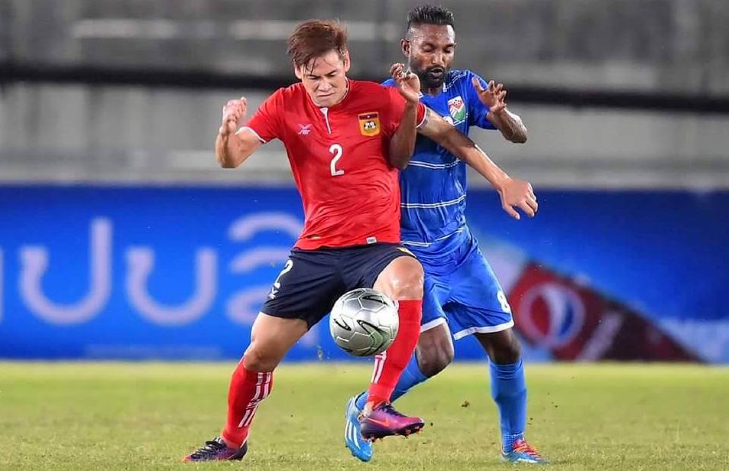 ލާއޮސް ކުޅުންތެރިއެއްގެ އަތުން އުމެއިރު (ކ) ބޯޅަ ހޯދަން މަސައްކަތްކުރަނީ.-- ފޮޓޯ ލާއޮސްއެފްއޭ