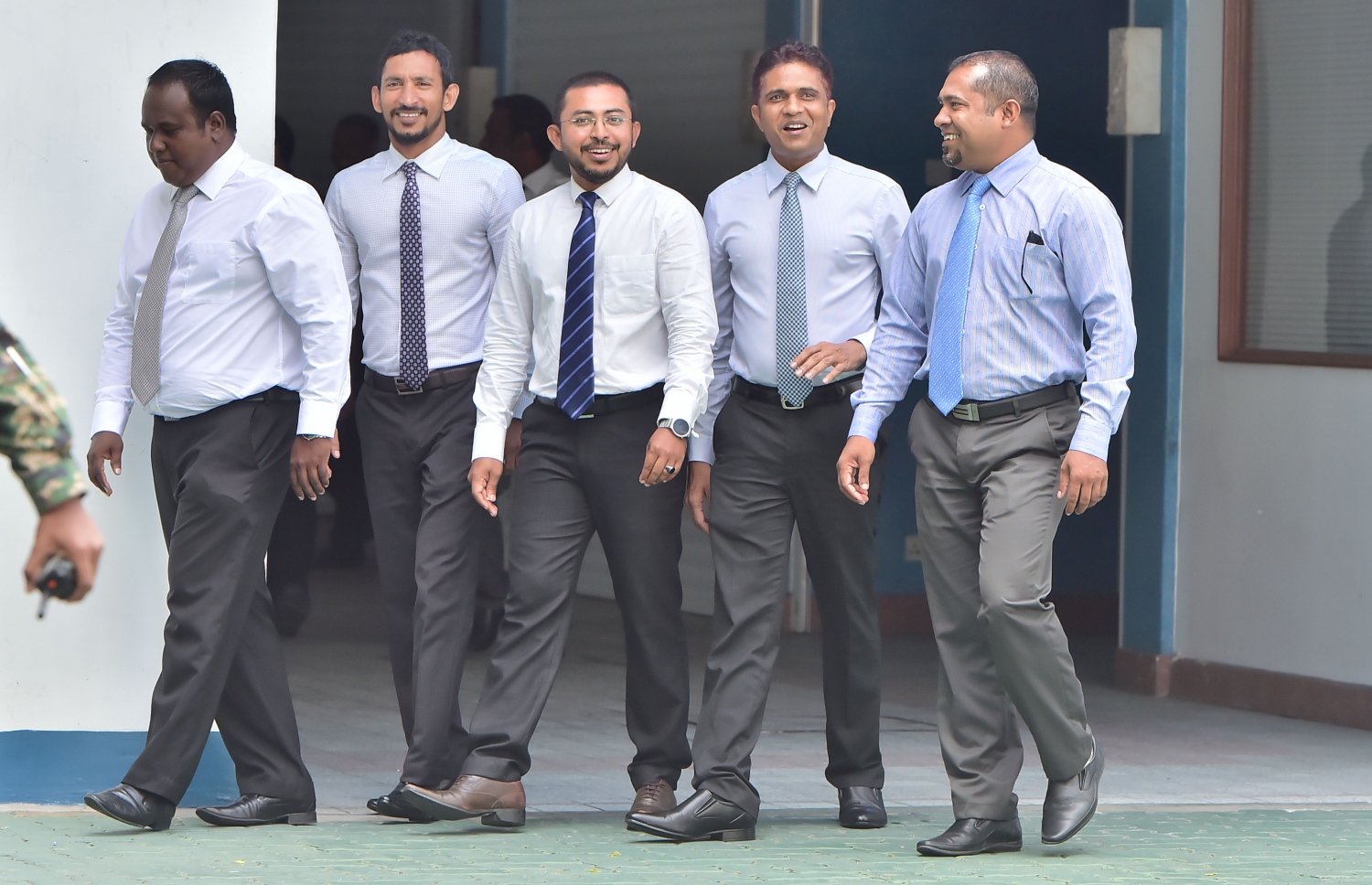 ރައީސް ޔާމީނާ އެކު ބޭއްވި ބައްދަލުވުމަށް ފަހު ޕީޖީ ގްރޫޕުގެ ބައެއް މެމްބަރުން މުލިއާގެއިން ނިކުމެވަޑައިގަންނަވަނީ. --ފޮޓޯ: މުހައްމަދު ޝަރުހާން