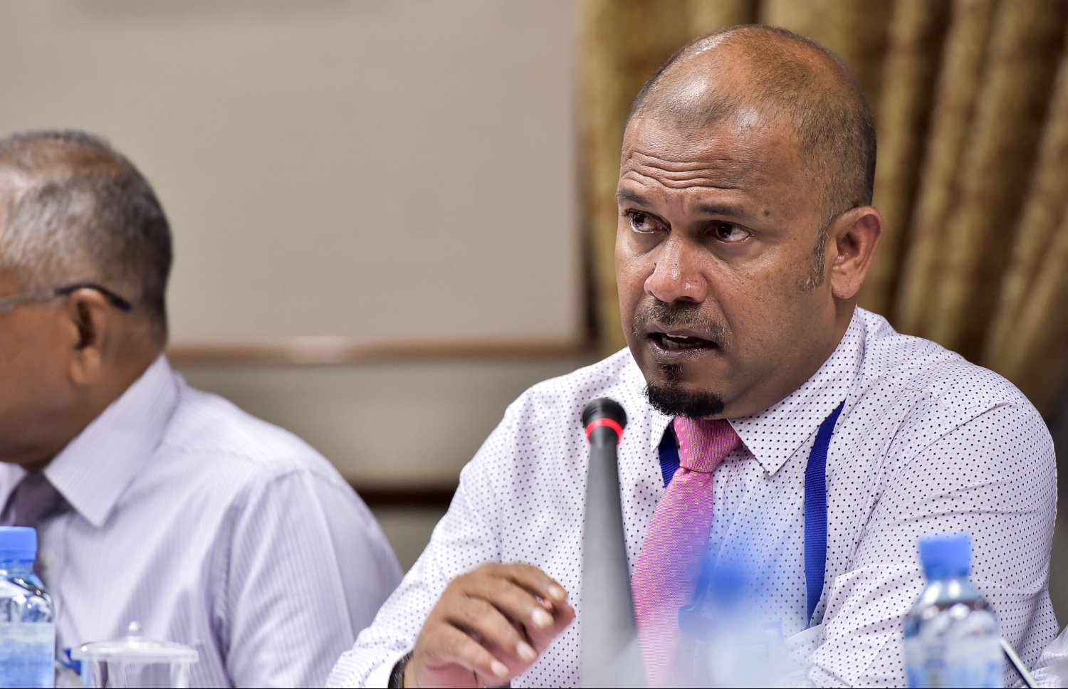 ފެނަކައިގެ މެނޭޖިން ޑިރެކްޓަރު ޝަރީފް، ސަރުކާރުގެ މަސްއޫލިއްޔަތު އަދާކުރާ މިންވަރު ބަލާ ރައްޔިތުންގެ މަޖިލިހުގެ ކޮމިޓީގެ މިއަދުގެ ބައްދަލުވުމަށް ޖަވާބުދާރީވަނީ.---ފޮޓޯ: ނިޝާން އަލީ/މިހާރު