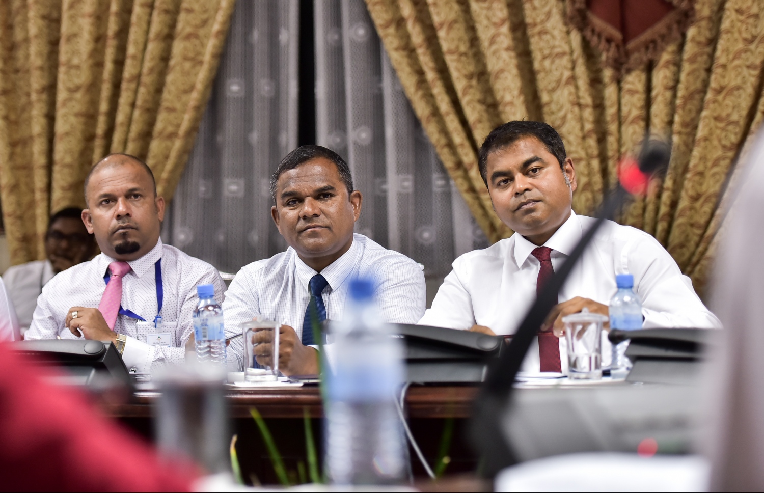 ސަރުކާރުގެ މަސްއޫލިއްޔަތު އަދާކުރާ މިންވަރު ބަލާ ކޮމިޓީގެ މިއަދުގެ ބައްދަލުވުމަށް އެނާޖީ މިނިސްޓަރު ތޯރިގާއި އެ މިނިސްޓްރީގެ ސްޓޭޓް މިނިސްޓަރު މަތީން އަދި ފެނަކައިގެ މެނޭޖިން ޑިރެކްޓަރު ޝަރީފް ޖަވާބުދާރީވަނީ.---ފޮޓޯ: ނިޝާން އަލީ/މިހާރު