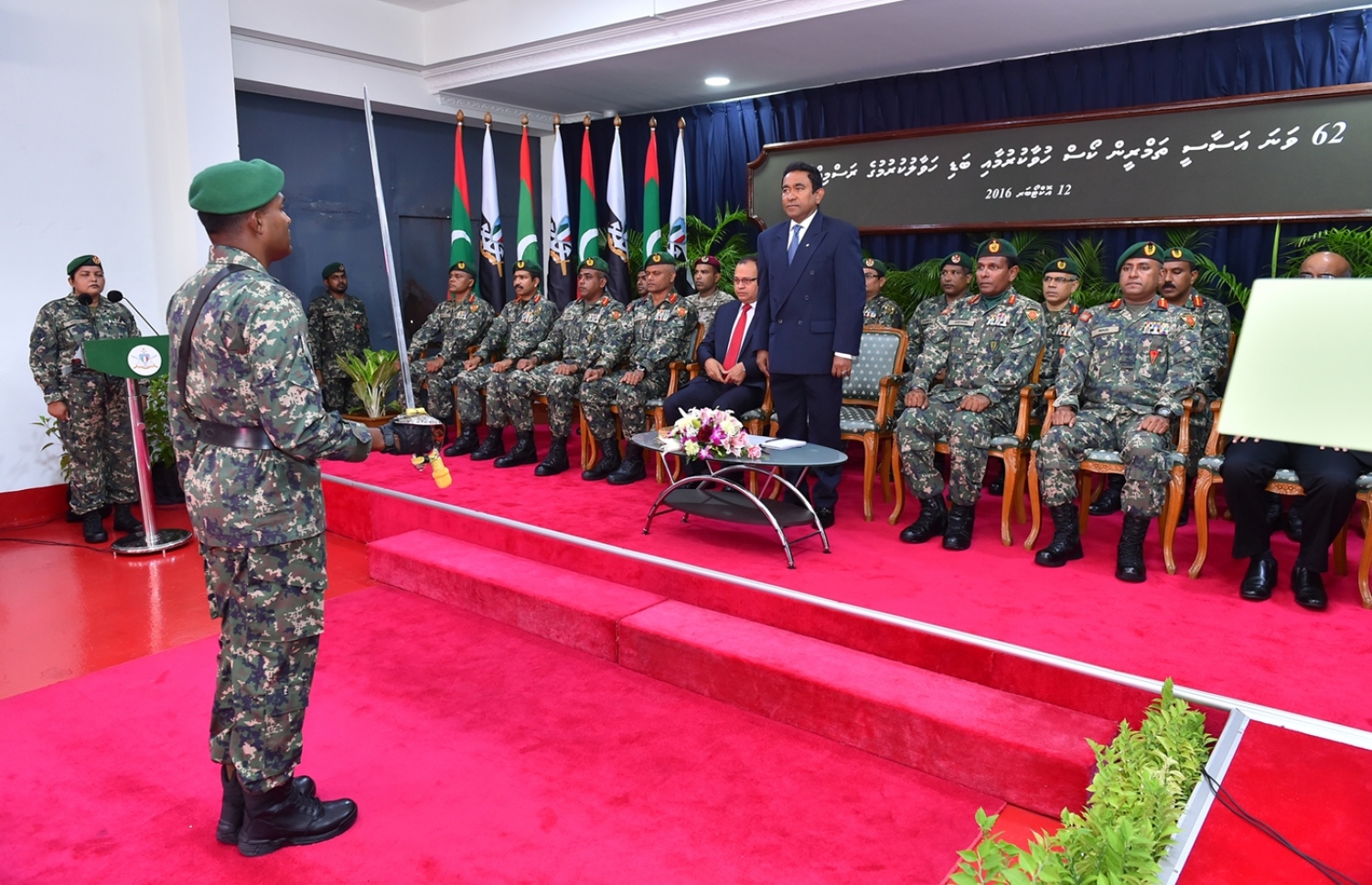 އެމްއެންޑީއެފްގެ 62 ވަނަ އަސާސީ ތަމްރީން ކޯހުގެ ދަރިވަރުން ސިފައިންގެ ހުވާ ކުރުމުގެ ރަސްމިއްޔާތުގައި ކޯހުގެ ދަރިވަރަކު، ރައީސް ޔާމިނަށް ކުރުނީސް ކުރަނީ.-- ފޮޓޯ: ރައީސް އޮފީސް