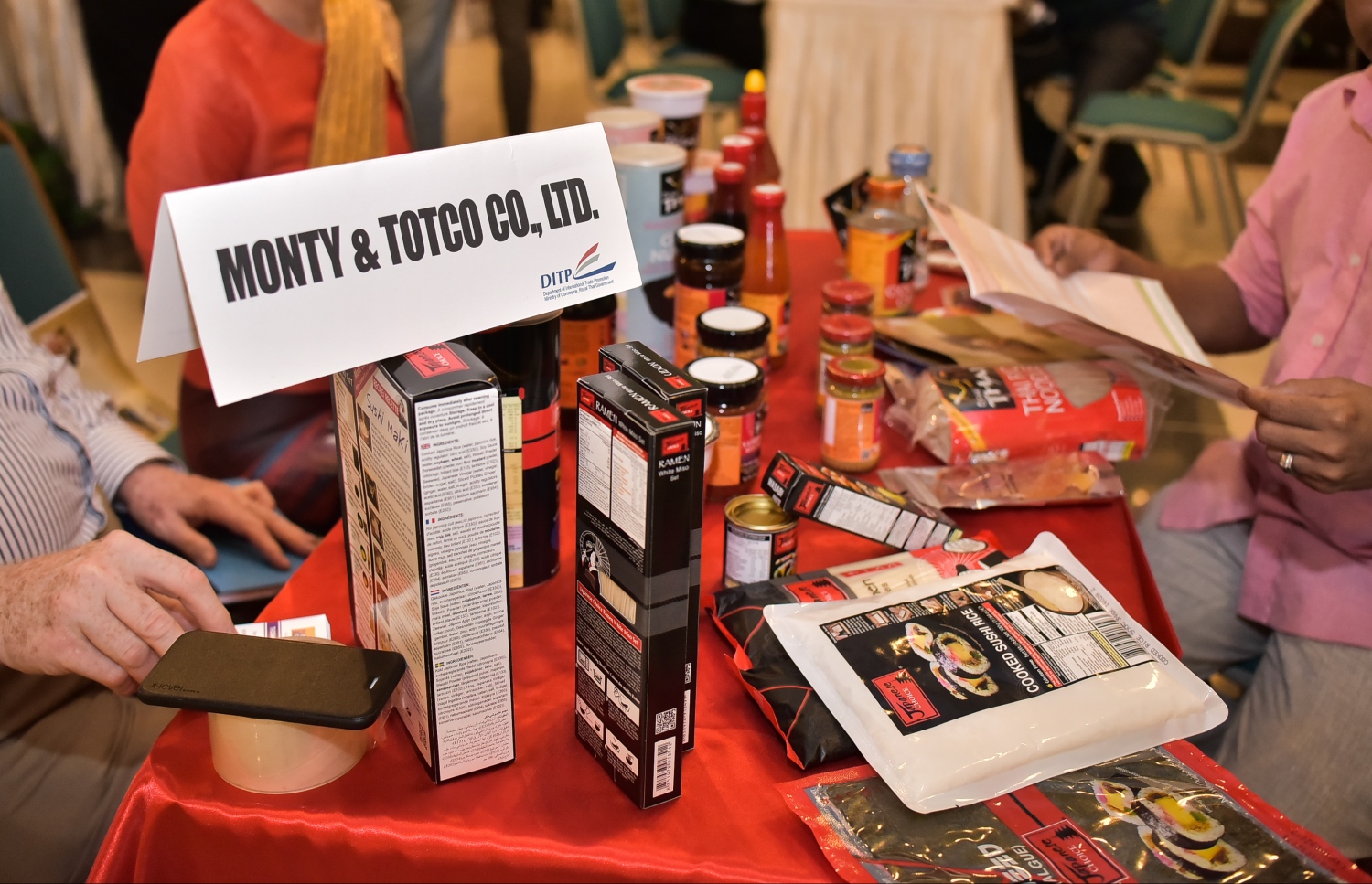 މިއަދު ކުރިއަށް ދާ ފޯރަމްގައި ތައިލެންޑުގެ ކުންފުންޏަކުން ދައްކާލަން ބަހައްޓާފައި ހުރި އުފެއްދުންތަކެއް.-- ފޮޓޯ: ނިޝާން އަލީ/ މިހާރު