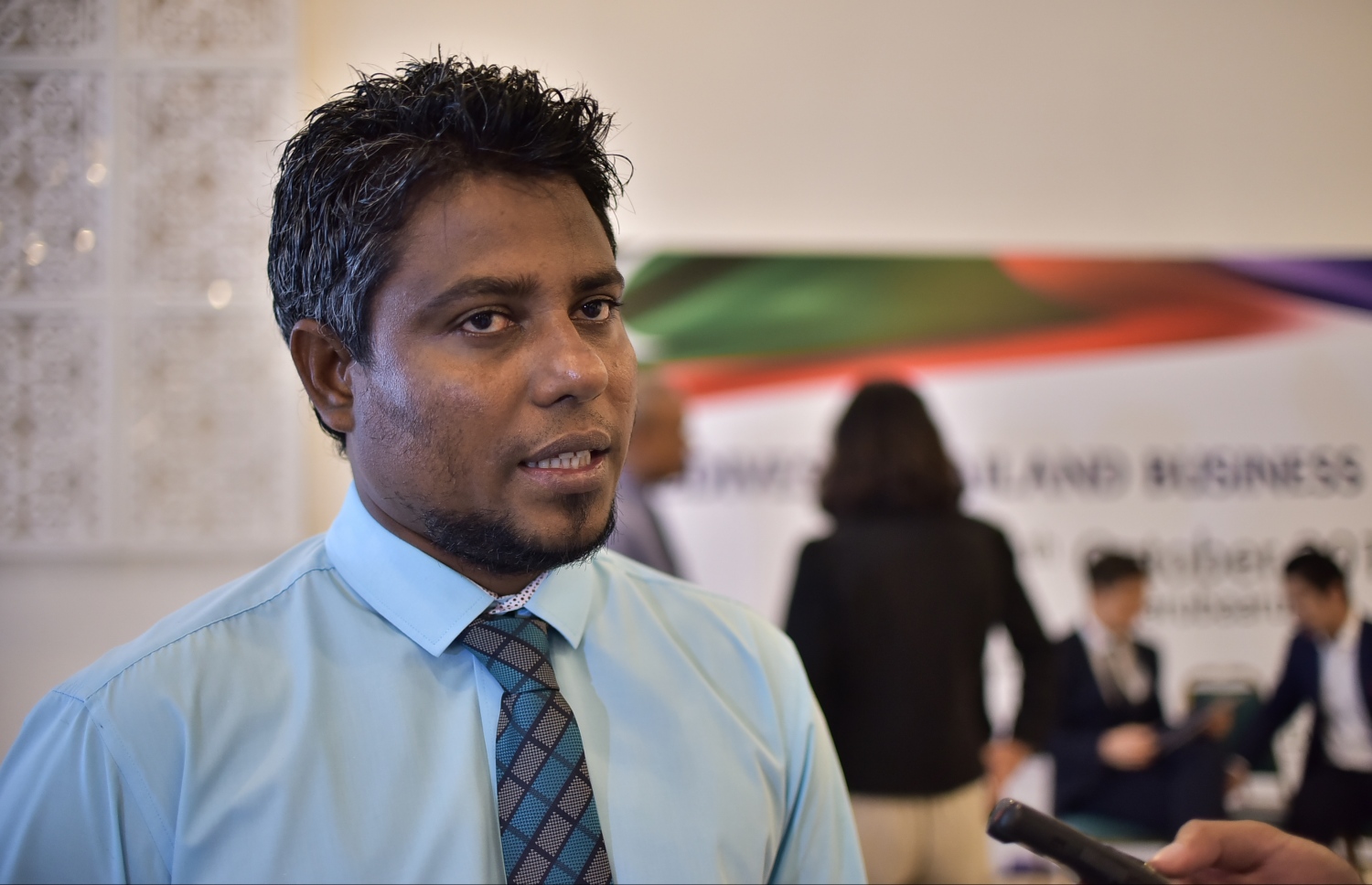 މިއަދު ކުރިއަށް ދާ ފޯރަމްގެ ތެރޭން އިކޮނޮމިކް މިނިސްޓަރުގެ ނައިބު އާދަމް ތައުފީގު ނޫސްވެރިންނާ ވާހަކަދައްކަވަނީ.-- ފޮޓޯ: ނިޝާން އަލީ/ މިހާރު