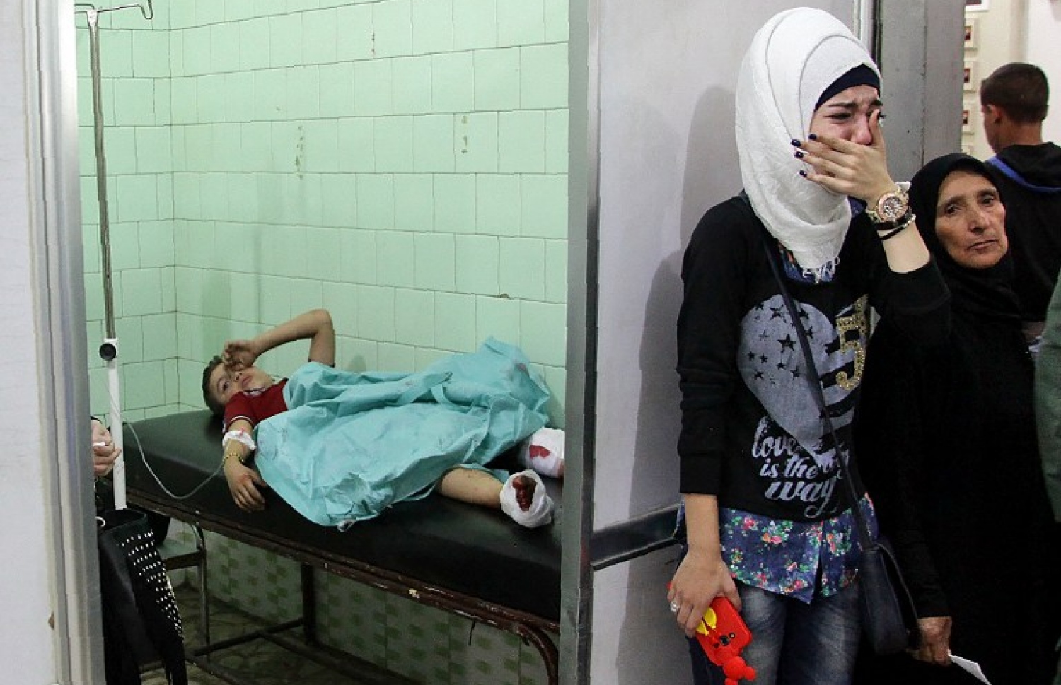 ސީރިއާގެ ހަލަބަށް ދިން ވައިގެ ހަމަލާތަކުގައި ޒަޚަމްވި ކުއްޖަކަށް ހޮސްޕިޓަލުގައި ފަރުވާ ދޭ އިރު އާއިލާގެ މީހުން ހިތާމަ ކުރަނީ. --ފޮޓޯ:އޭއެފްޕީ