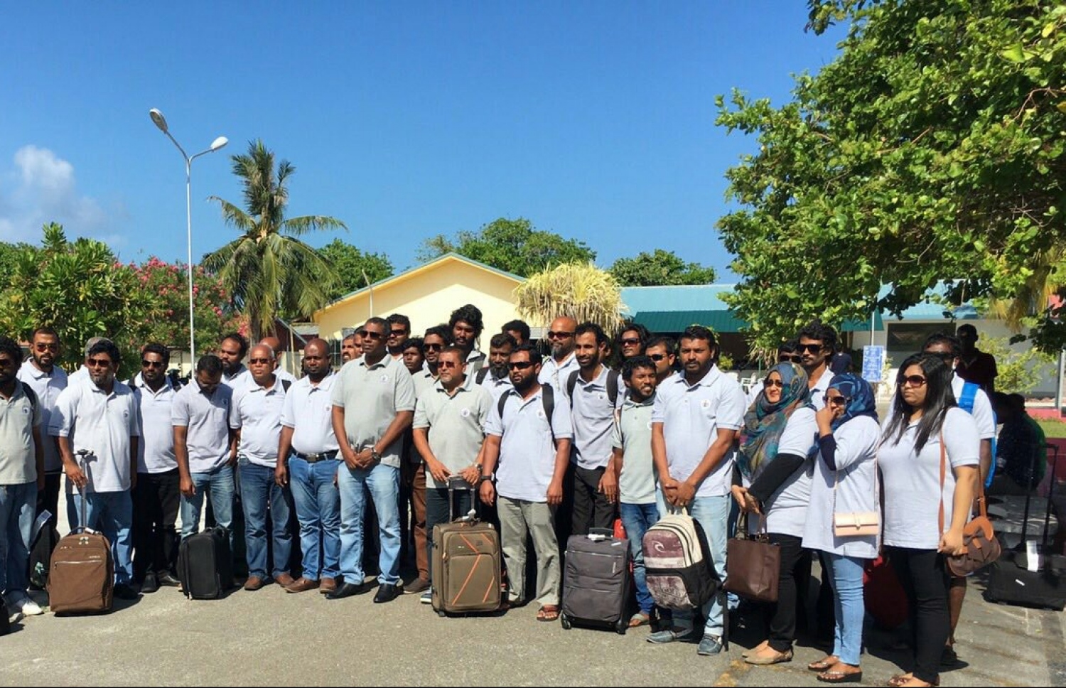 ކުޅުދުއްފުށި ޕޯޓުގެ މުވައްޒަފުން މުސާރަ ބޮޑުނުކުރާ މައްސަލާގައި މަސައްކަތް ހުއްޓާލުމާ ގުޅިގެން އެ ތަން ވަގުތީ ގޮތުން އޮޕަރޭޝަނަށް ގެނައުމަށްޓަކައި އެމްޕީއެލް މާލޭ ޕޯޓުން ދިޔަ މުވައްޒަފުން، އެ ކުންފުނީގެ ސީއީއޯ ޖުނައިދާއެކު ފޮޓޯއަކަށް މިއަދު ހުއްޓިގެން.---ފޮޓޯ: އެމްޕީއެލް