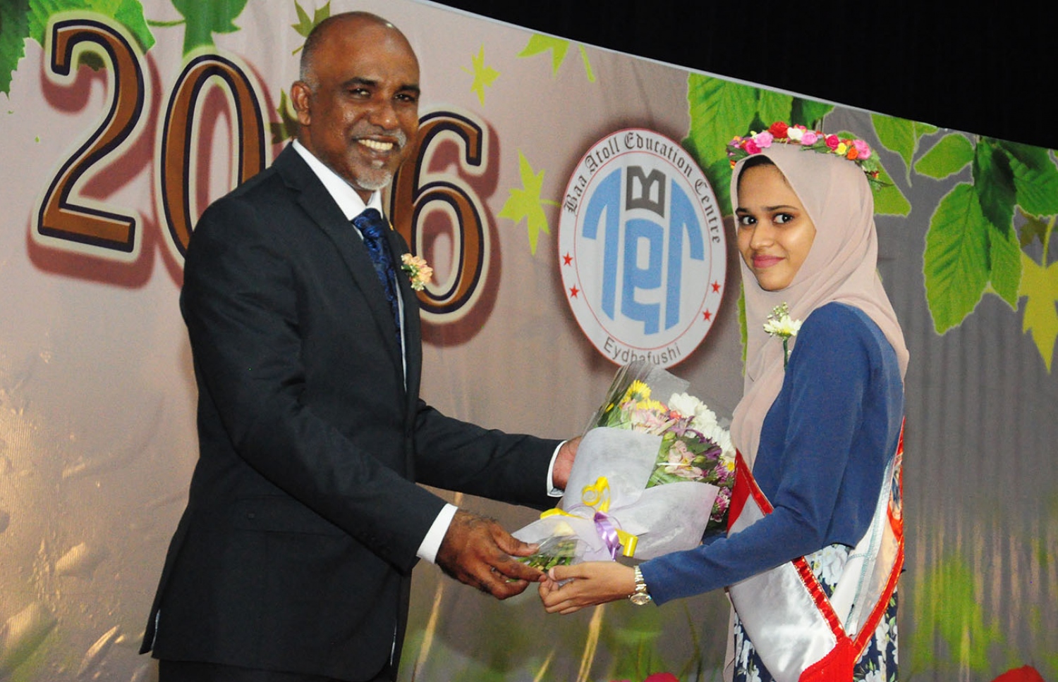 ބ. އަތޮޅު ތައުލީމީ މަރުކަޒުގެ މިދިޔަ އަހަރު ހަޔާ ސެކަންޑްރީ ބައިން އެއް ވަނަ ހޯދި އިޒްހަތު ޝަމީމް ޝަރަފުވެރިމެހުމާނާ އެކު -- ފޮޓޯ: ތޯރިގު އަބްދުއްރަހުމާން