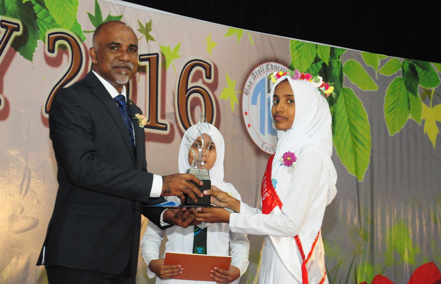 ބ. އަތޮޅު ތައުލީމީ މަރުކަޒުގެ މިދިޔަ އަހަރު ސެކަންޑްރީ ބައިން އެއް ވަނަ ހޯދި އަޝްހާ އަށް ޝަރަފުވެރިމެހުމާން އިނާމް ދެއްވަނީ -- ފޮޓޯ: ތޯރިގު އަބްދުއްރަހުމާން