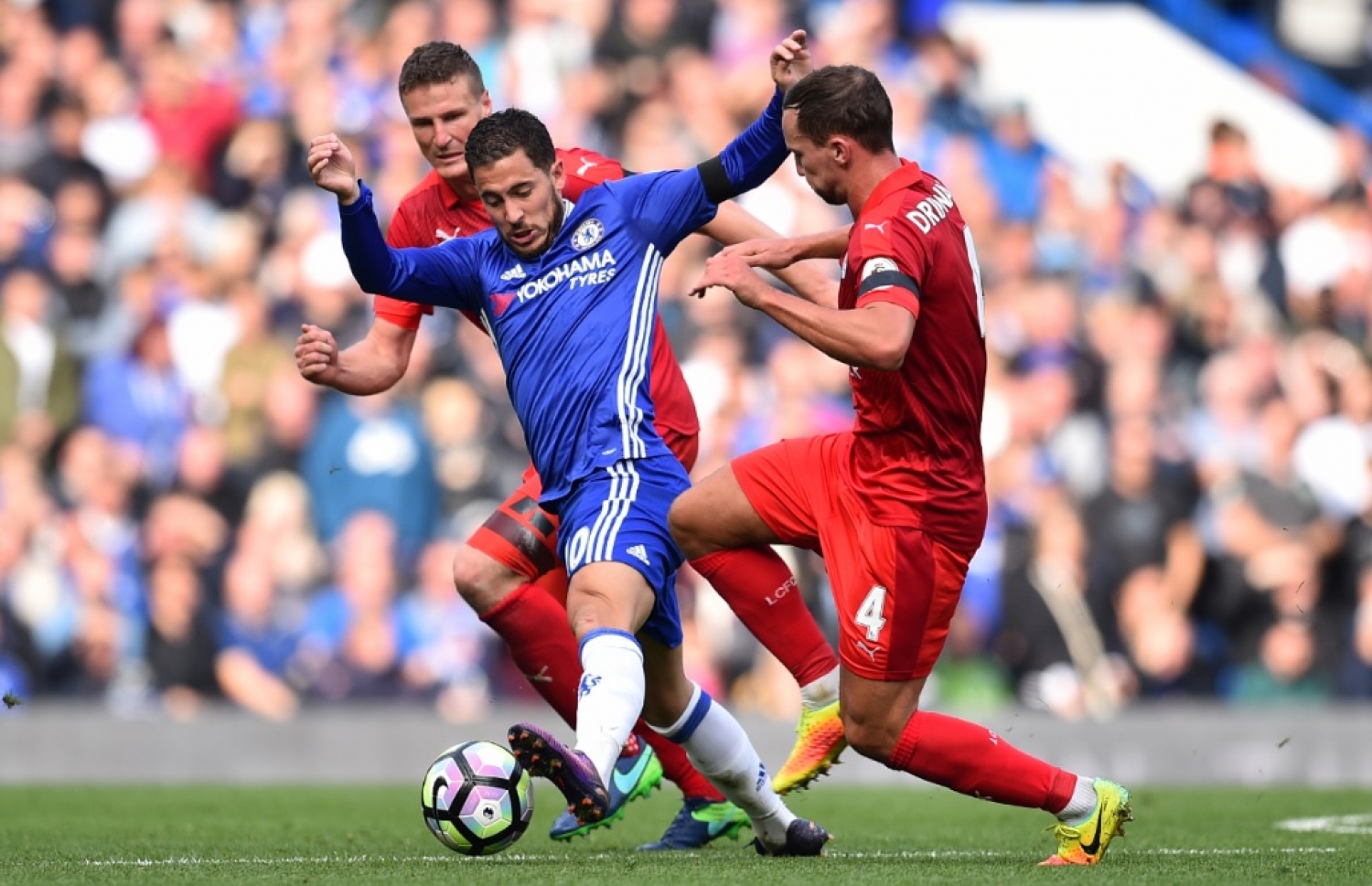 ޗެލްސީގެ ހަޒާޑް (މ) އަތުން ބޯޅަ ހޯދަން ލެސްޓާގެ ޑްރިންކްވޯޓާ (ކ) މަސައްކަތްކުރަނީ. --ފޮޓޯ: އޭއެފްޕީ