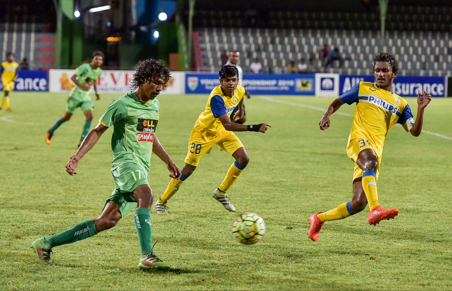 ޔޫތު ޗެމްޕިއަންޝިޕްގައި މާޒިޔާ އާއި ވެލެންސިއާ ކުޅުނު މެޗުގެ ތެރެއިން.-- ފޮޓޯ: ނިޝާން އަލީ/ މިހާރު