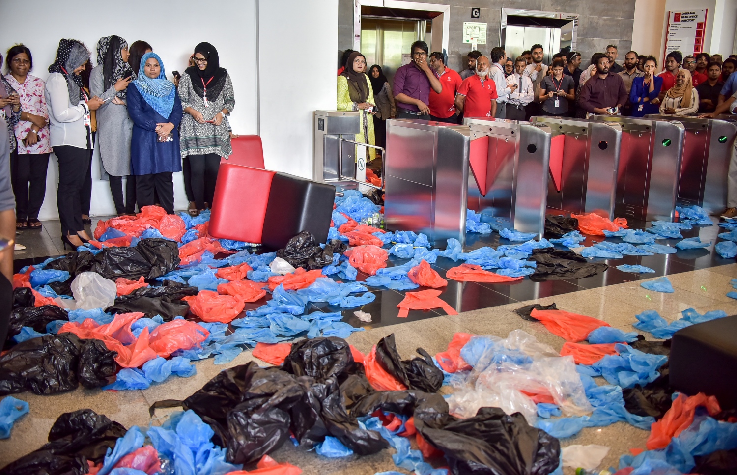 ދިރާގު ހެޑް އޮފީހުގެ ލޮބީ ޕްލާސްޓިކް ކޮތަޅާއި ފުޅިން ފުރާލާފައި: ކަނޑަށް ޕްލާސްޓިކު އެޅުން މަދުކުރުމަށް ބައިނަލްއަގްވާމީ ޖަމިއްޔާ ޕާލޭއާއި އެ ޖަމިއްޔާގެ ރާއްޖޭގެ އެސޯސިއޭޓް ބީމްއާ ގުޅިގެން ދިރާގުން ވަނީ ހާއްސަ ކެމްޕޭނެއް ފަށާފައި.-- ފޮޓޯ: ނިޝާން އަލީ / މިހާރު