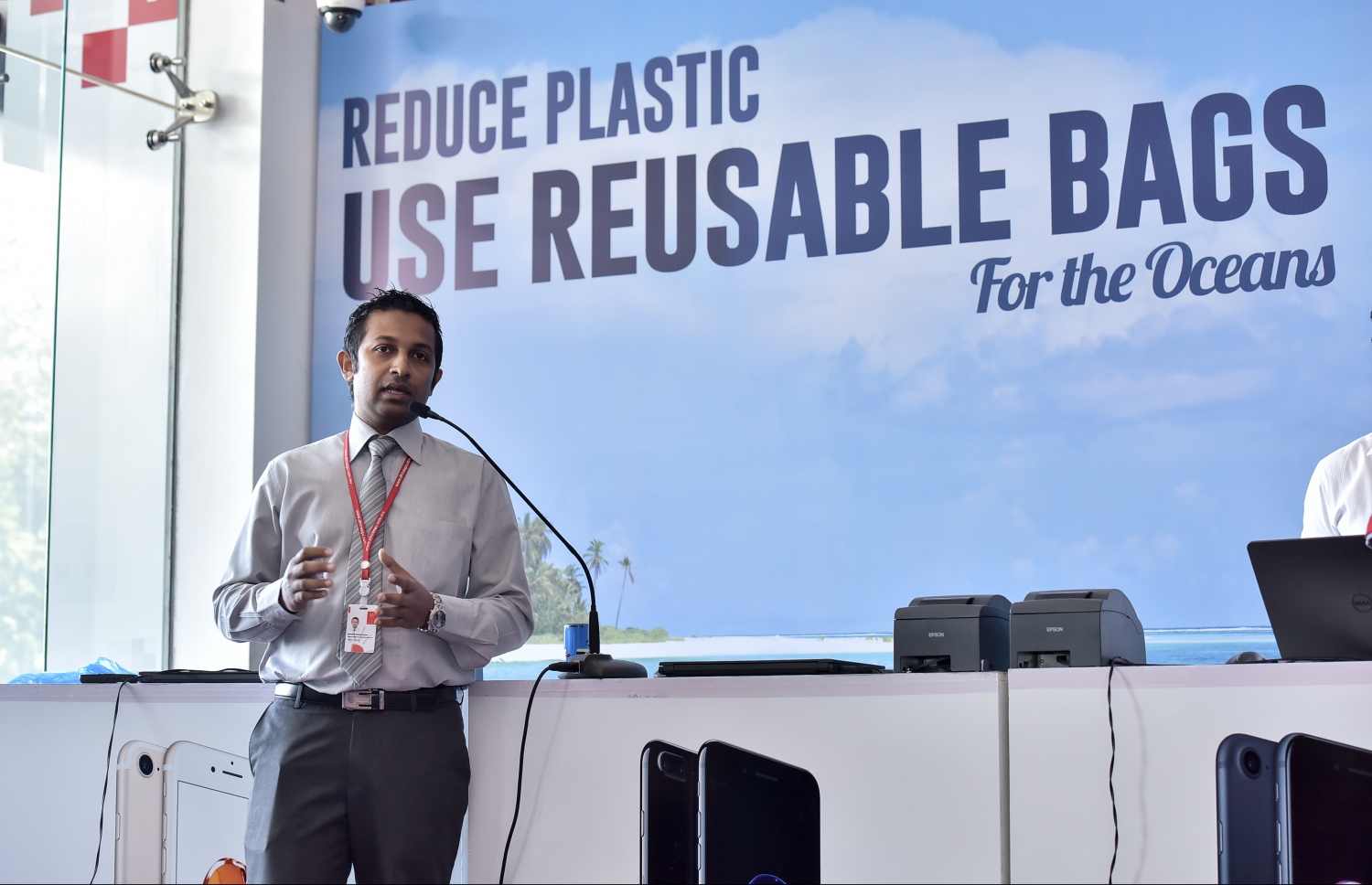 ކަނޑުތަކަށް ކުނި އެޅުމުގެ ނުރަނގަޅު އާދަ ހުއްޓުވައި، އެކަމާ ދެކޮޅަށް ދިރާގުން "ފޯ ދަ އޯޝަން" ކެމްޕޭނު ފެށުމަށް ބޭއްވި ރަސްމިއްޔާތުގައި ދިރާގުގެ މެނޭޖާ މާކެޓިން ކޮމިއުނިކޭޝަން އެންޑް ޕީއާރް މުހައްމަދު މިރުޝާން ހަސަން ވާހަކަ ދައްކަވަނީ. -- ފޮޓޯ: ނިޝާން އަލީ / މިހާރު