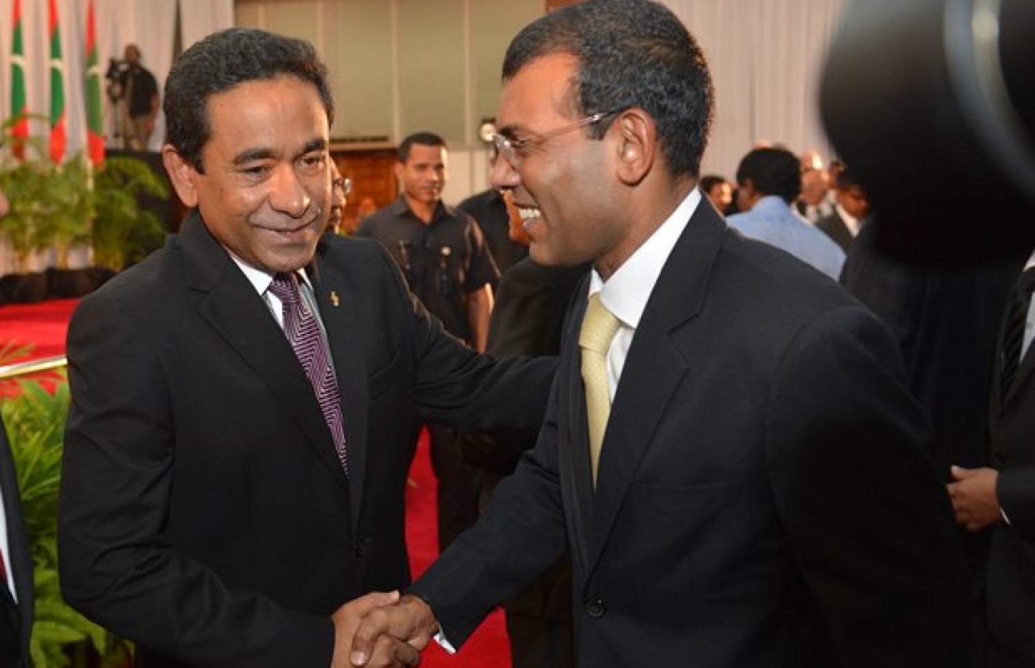 ކުރީގެ ރައީސް އަދި ރައްޔިތުން މަޖިލީހުގެ ރައީސް މުހައްމަދު ނަޝީދު، ކުރީގެ ރައީސް އަބްދުﷲ ޔަމީންއާ ސަލާމްކުރައްވަނީ.-- ފައިލް ފޮޓޯ: މިހާރު