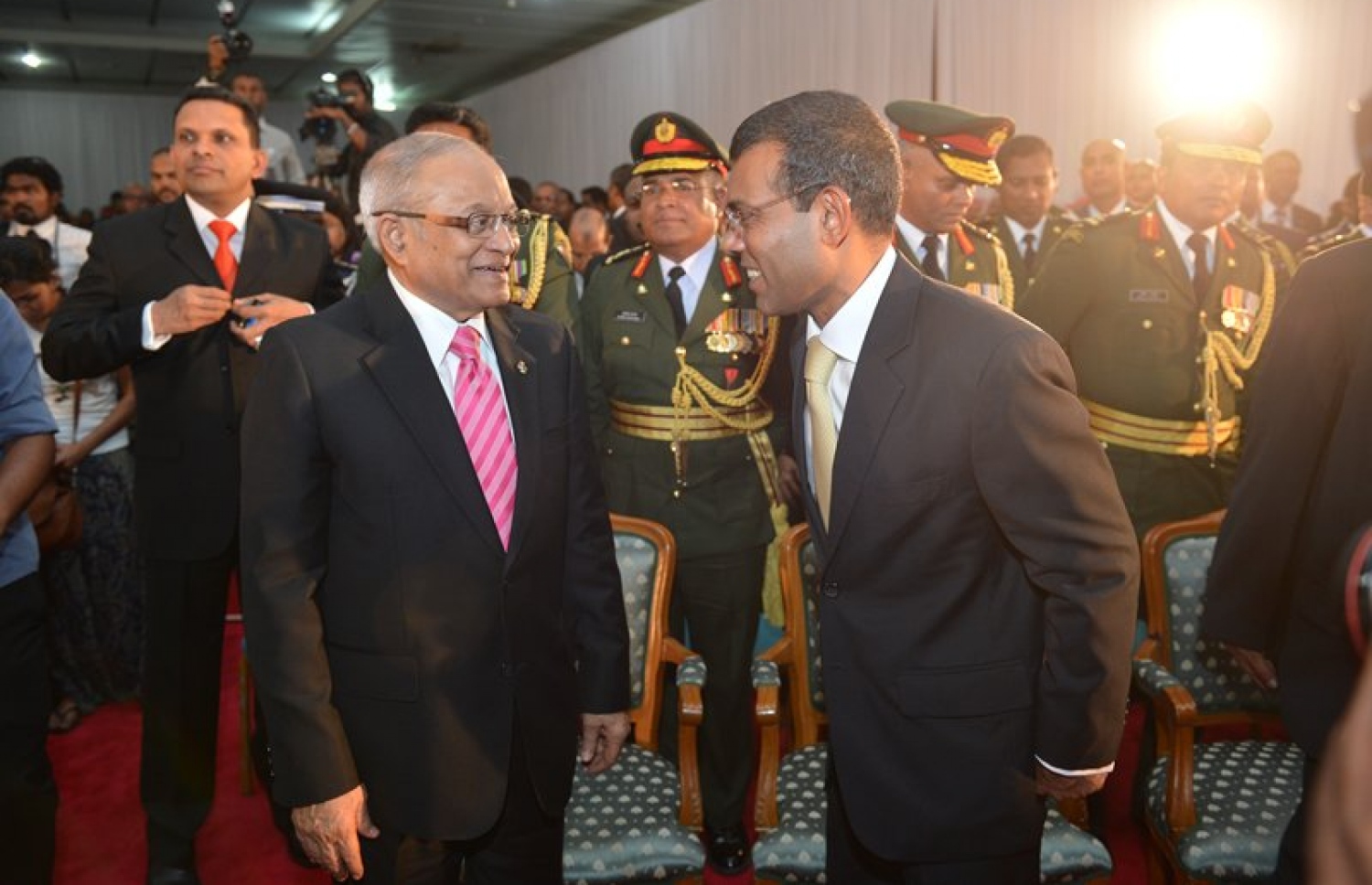 ރައީސް އަބްދުﷲ ޔާމީން، ރައީސްކަމުގެ ހުވާކުރަން ބޭއްވި ރަސްމިއްޔާތުގައި ކުރީގެ ރައީސް ނަޝީދު (ކ) އަދި މައުމޫން ބައިވެރިވަޑައިގެންނަވަނީ.-- ފޮޓޯ: ރައީސް އޮޮފީސް