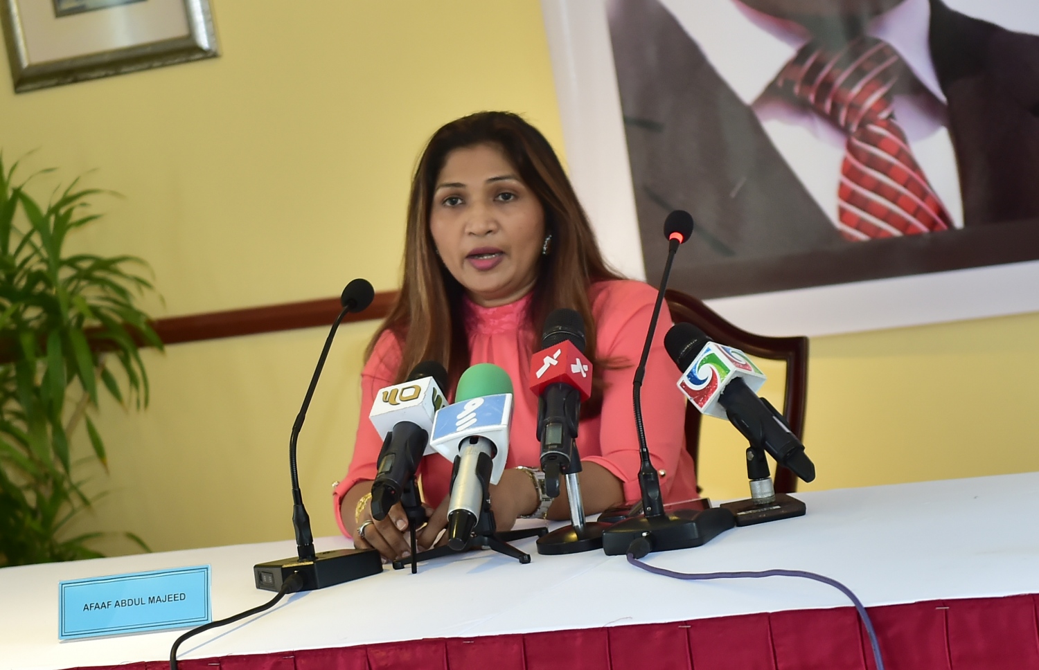 ނާޒިމްގެ އަނބިކަނބަލުން އަފާފު މިއަދު ނޫސްވެރިންނާ ވާހަކަ ދައްކަވަނީ -- ފޮޓޯ: މުހަންމަދު ޝަރުހާން/ މިހާރު