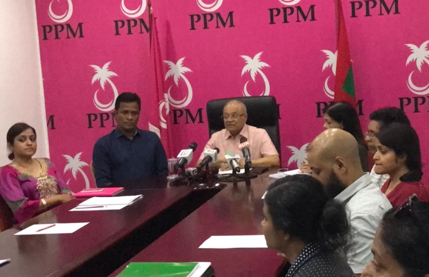 މާލެ: އޮކްޓޯބަރު 16، 2016- ޕީޕީއެމްގެ ހިންގުން އެ ޕާޓީގެ މުސްތަޝާރު އަދި ރައީސް އަބްދުﷲ ޔާމީންއާ ހަވާލުކުރުމަށް ސިވިލް ކޯޓުން ކުރި ހުކުމާ ގުޅިގެން، ޕީޕީއެމްގެ ރައީސް މައުމޫން އަބްދުލް ގައްޔޫމްގެ ފެކްޝަންގެ  ކައުންސިލްގެ ކުއްލި ބައްދަލުވުމެއް ބާއްވަނީ.---ފޮޓޯ: މައުމޫންގެ ފެކްޝަން