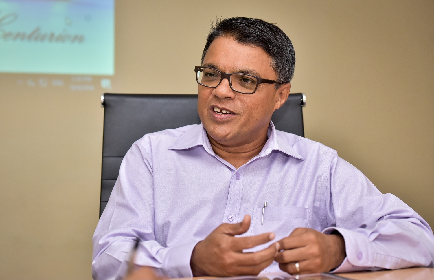 އައިމަން "މިހާރު" އަށް އިންޓަވިއު ދެއްވަނީ.-- ފޮޓޯ: ނިޝާން އަލީ/ މިހާރު