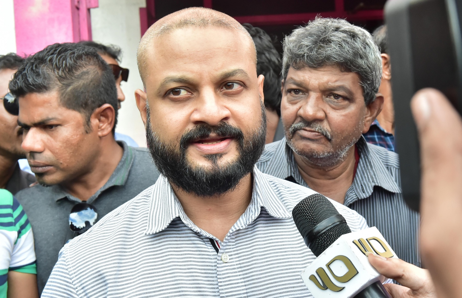 މާލެ: އޮކްޓޯބަރު 16، 2016- ޕީޕީއެމްގެ ހިންގުން އެ ޕާޓީގެ މުސްތަޝާރު އަދި ރައީސް އަބްދުﷲ ޔާމީންއާ ހަވާލުކުރުމަށް ސިވިލް ކޯޓުން ކުރި ހުކުމާ ގުޅިގެން، ޕީޕީއެމްގެ ރައީސް މައުމޫން އަބްދުލް ގައްޔޫމްގެ ފެކްޝަނުން ބޭއްވި ކައުންސިލް ބައްދަލުވުމަށް ފަހު، މައުމޫންގެ ދަރިކަލުން އަހުމަދު ފާރިސް މައުމޫން ނޫސްވެރިންނާ ވާހަކަ ދައްކަވަނީ.---ފޮޓޯ: މުހައްމަދު ޝަރުހާން/މިހާރު