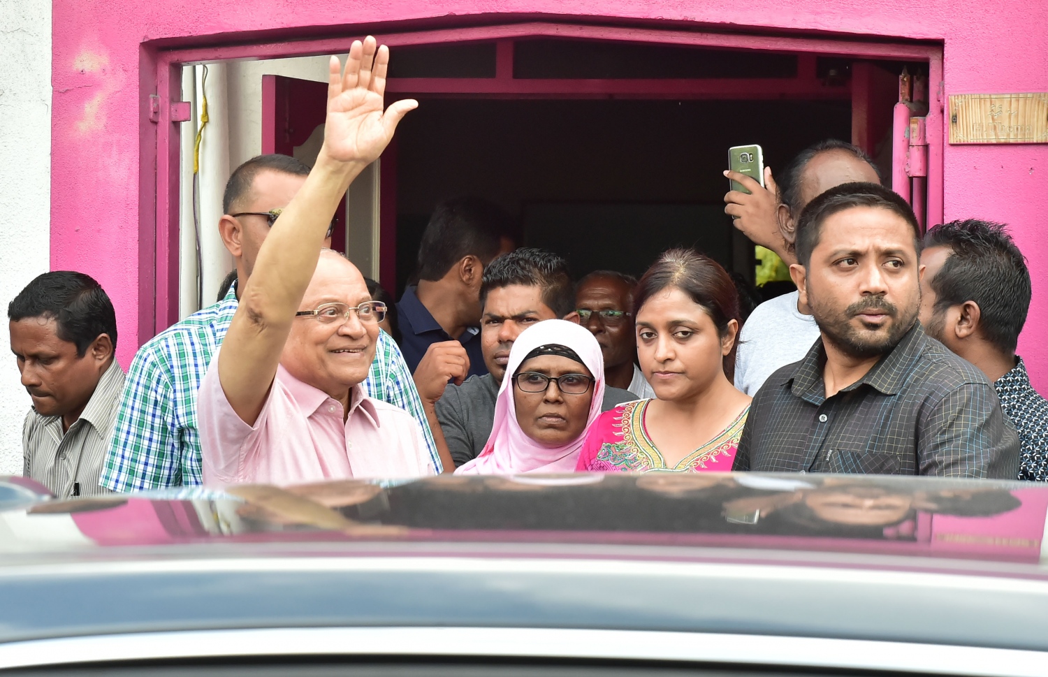 މާލެ: އޮކްޓޯބަރު 16، 2016- ޕީޕީއެމްގެ ހިންގުން އެ ޕާޓީގެ މުސްތަޝާރު އަދި ރައީސް އަބްދުﷲ ޔާމީންއާ ހަވާލުކުރުމަށް ސިވިލް ކޯޓުން ކުރި ހުކުމާ ގުޅިގެން، ޕީޕީއެމްގެ ރައީސް މައުމޫން އަބްދުލް ގައްޔޫމްގެ ފެކްޝަނުން ބޭއްވި ކައުންސިލް ބައްދަލުވުމަށް ފަހު، ޕާޓީގެ އޮފީހުން ނުކުމެވަޑައިގެން ސަޕޯޓަރުންނާ ސަލާމް ކުރައްވަނީ.---ފޮޓޯ: މުހައްމަދު ޝަރުހާން/މިހާރު