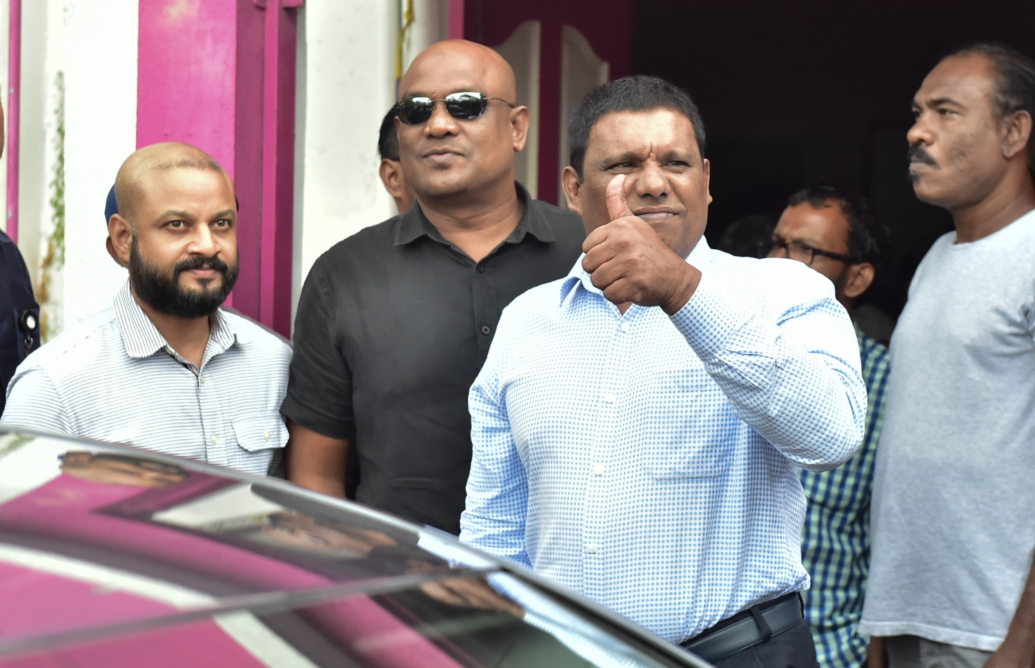 މާލެ: އޮކްޓޯބަރު 16، 2016- ޕީޕީއެމްގެ ހިންގުން އެ ޕާޓީގެ މުސްތަޝާރު އަދި ރައީސް އަބްދުﷲ ޔާމީންއާ ހަވާލުކުރުމަށް ސިވިލް ކޯޓުން ކުރި ހުކުމާ ގުޅިގެން، ޕީޕީއެމްގެ ރައީސް މައުމޫން އަބްދުލް ގައްޔޫމްގެ ފެކްޝަނުން ބޭއްވި ކައުންސިލް ބައްދަލުވުމަށް ފަހު، ތިމަރަފުށީ ދާއިރާގެ މެމްބަރު މުހައްމަދު މުސްތަފާ، މައުމޫންގެ ސަޕޯޓަރުންނަށް އިޝާރާތުން ހިތްވަރު ދެއްވަނީ.---ފޮޓޯ: މުހައްމަދު ޝަރުހާން/މިހާރު