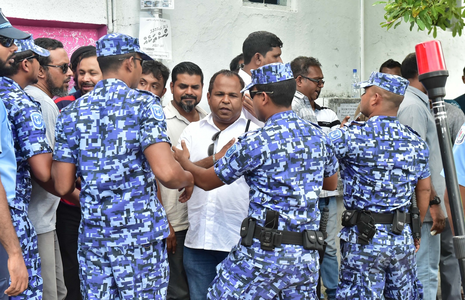 މާލެ: އޮކްޓޯބަރު 16، 2016- ޕީޕީއެމްގެ ހިންގުން އެ ޕާޓީގެ މުސްތަޝާރު އަދި ރައީސް އަބްދުﷲ ޔާމީންއާ ހަވާލުކުރުމަށް ސިވިލް ކޯޓުން ކުރި ހުކުމާ ގުޅިގެން، ޕީޕީއެމްގެ ރައީސް މައުމޫން އަބްދުލް ގައްޔޫމްގެ ފެކްޝަނުން ޕާޓީގެ އޮފީހުގައި ކައުންސިލް ބައްދަލުވުން ބޭއްވިއިރު، އޮފީސް ދޮށަށް އެއްވި ސަޕޯޓަރުން ކޮންޓްރޯލް ކުރުމަށް ފުލުހުން ހަރަކާތްތެރިވަނީ.---ފޮޓޯ: މުހައްމަދު ޝަރުހާން/މިހާރު