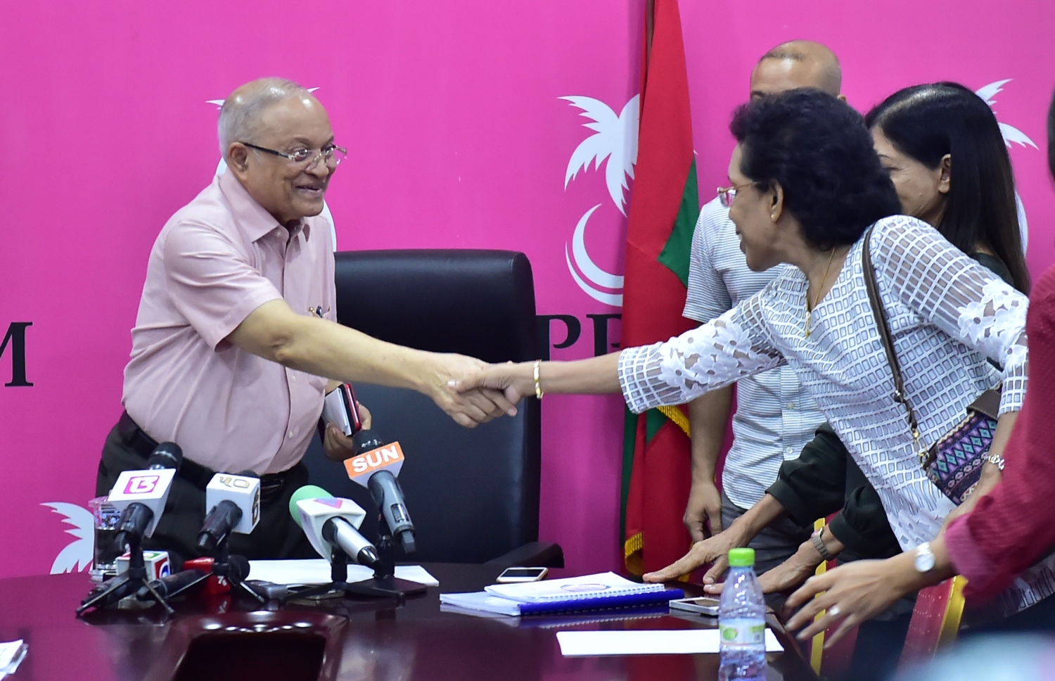 ޕީޕީއެމްގެ ކައުންސިލް ބައްދަލުވުމަށް ފަހު ޕާޓީގެ ރައީސް މައުމޫން ކައުންސިލްގެ މެމްބަރުންނާ ސަލާމްކުރައްވަނީ. ފޮޓޯ: މުހައްމަދު ޝަރުހާން /މިހާރު