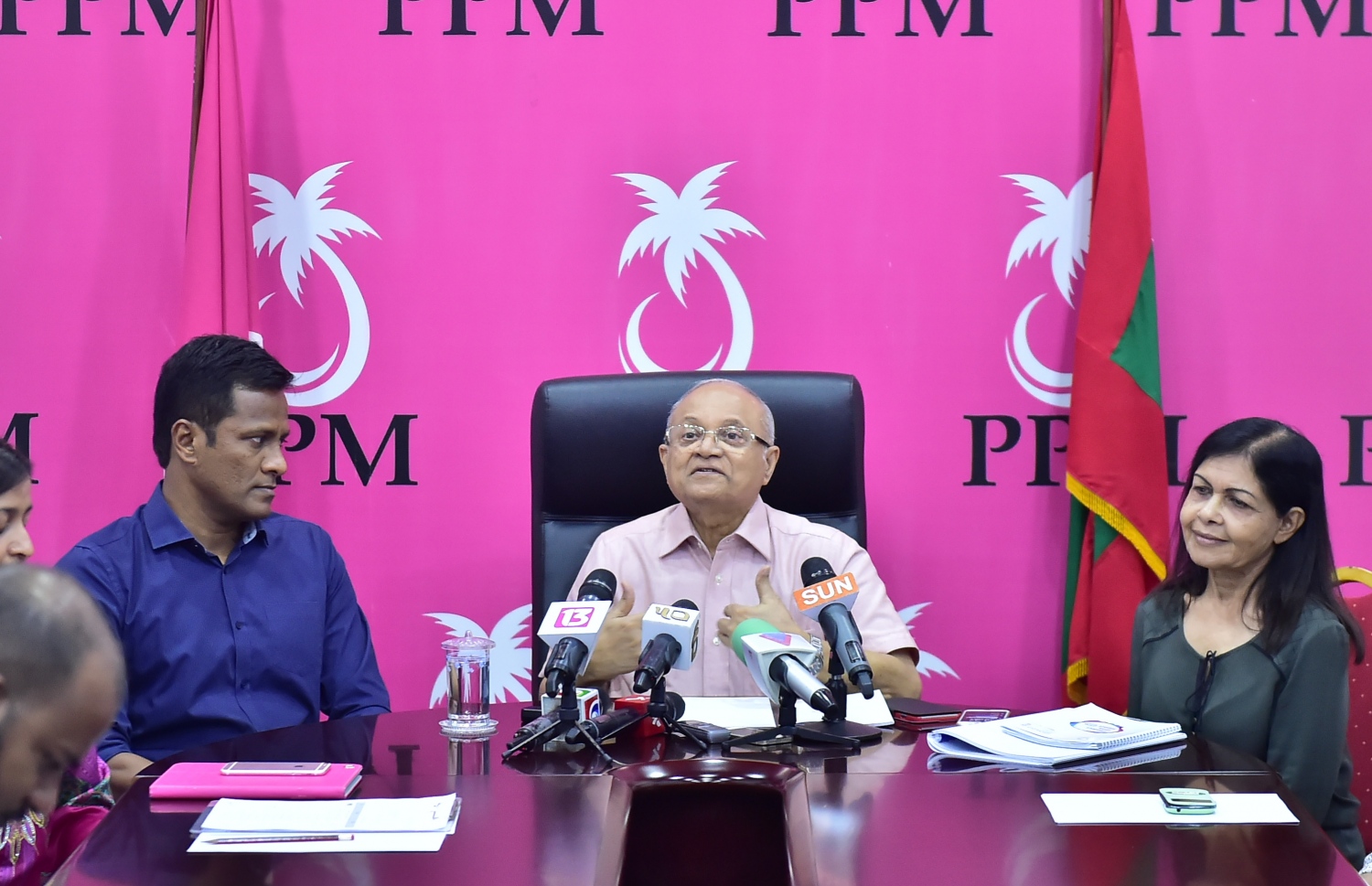 މާލެ: އޮކްޓޯބަރު 16، 2016- ޕީޕީއެމްގެ ހިންގުން އެ ޕާޓީގެ މުސްތަޝާރު އަދި ރައީސް އަބްދުﷲ ޔާމީންއާ ހަވާލުކުރުމަށް ސިވިލް ކޯޓުން ކުރި ހުކުމާ ގުޅިގެން، ޕީޕީއެމްގެ ރައީސް މައުމޫން އަބްދުލް ގައްޔޫމްގެ ފެކްޝަނުން ބޭއްވި ކައުންސިލް ބައްދަލުވުމަށް ފަހު، މައުމޫން ނޫސްވެރިންނާ ވާހަކަފުޅު ދައްކަވަނީ.---ފޮޓޯ: މުހައްމަދު ޝަރުހާން/މިހާރު