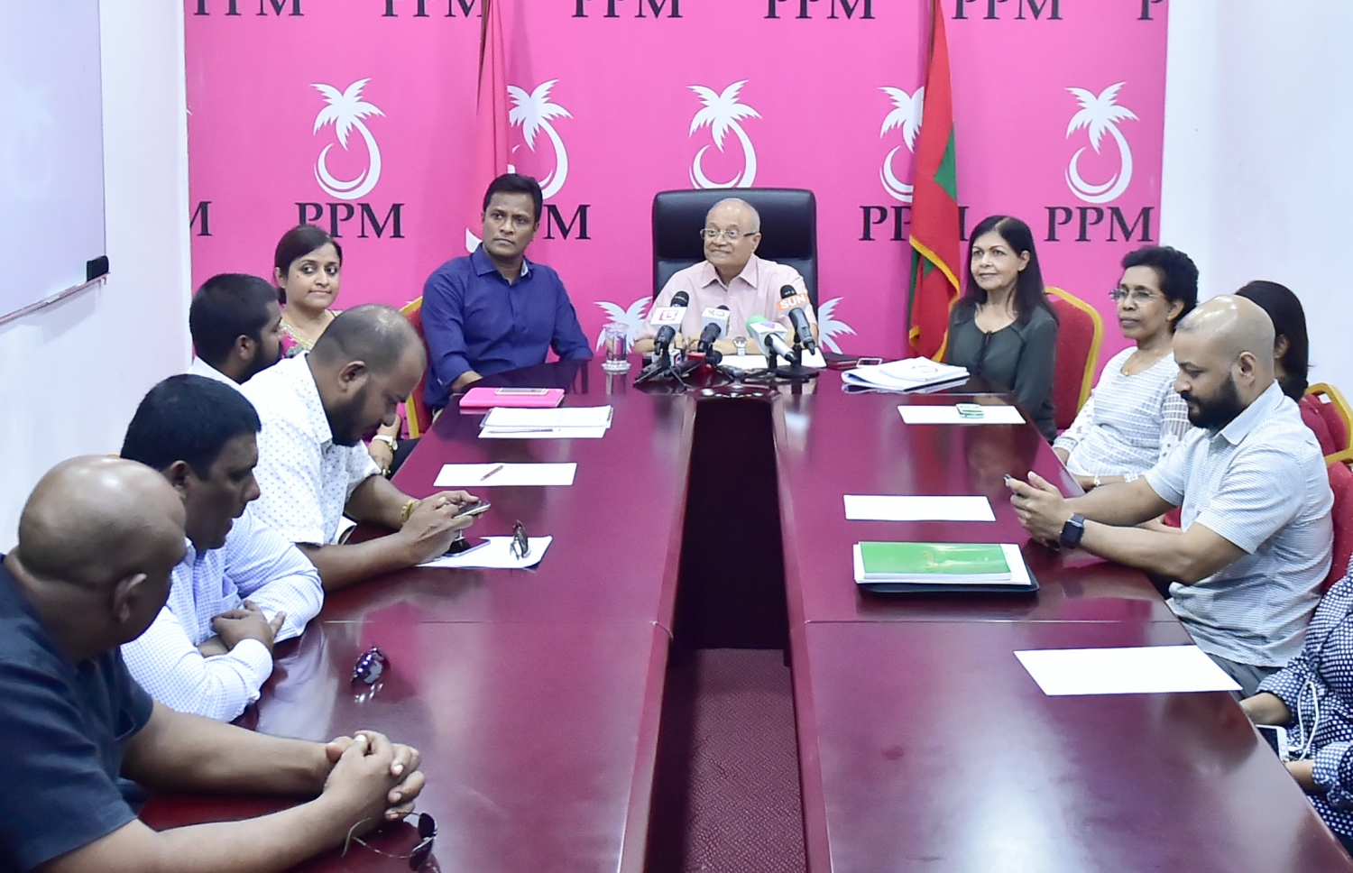 ޕީޕީއެމްގެ ކައުންސިލް މެމްބަރުންނާއެކު ރައީސް މައުމޫން މިއަދު ނޫސްވެރިންނާ ވާހަކަދައްކަވަނީ. ފޮޓޯ: މުހައްމަދު ޝަރުހާން /މިހާރު