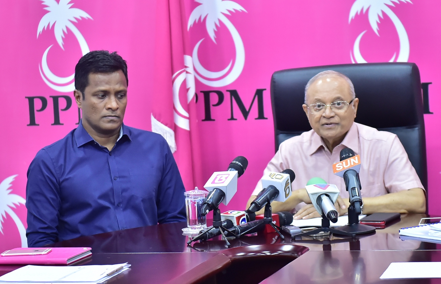 މާލެ: އޮކްޓޯބަރު 16، 2016- ޕީޕީއެމްގެ ހިންގުން އެ ޕާޓީގެ މުސްތަޝާރު އަދި ރައީސް އަބްދުﷲ ޔާމީންއާ ހަވާލުކުރުމަށް ސިވިލް ކޯޓުން ކުރި ހުކުމާ ގުޅިގެން، ޕީޕީއެމްގެ ރައީސް މައުމޫން އަބްދުލް ގައްޔޫމްގެ ފެކްޝަނުން ބޭއްވި ކައުންސިލް ބައްދަލުވުމަށް ފަހު، މައުމޫން ނޫސްވެރިންނާ ވާހަކަފުޅު ދައްކަވަނީ.---ފޮޓޯ: މުހައްމަދު ޝަރުހާން/މިހާރު