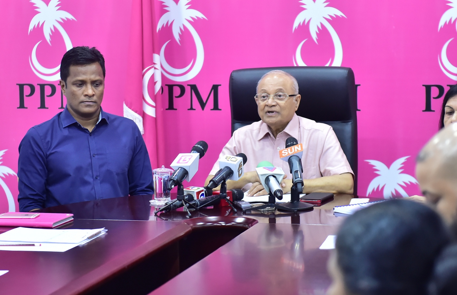 މާލެ: އޮކްޓޯބަރު 16، 2016- ޕީޕީއެމްގެ ހިންގުން އެ ޕާޓީގެ މުސްތަޝާރު އަދި ރައީސް އަބްދުﷲ ޔާމީންއާ ހަވާލުކުރުމަށް ސިވިލް ކޯޓުން ކުރި ހުކުމާ ގުޅިގެން، ޕީޕީއެމްގެ ރައީސް މައުމޫން އަބްދުލް ގައްޔޫމްގެ ފެކްޝަނުން ބޭއްވި ކައުންސިލް ބައްދަލުވުމަށް ފަހު، މައުމޫން ނޫސްވެރިންނާ ވާހަކަފުޅު ދައްކަވަނީ.---ފޮޓޯ: މުހައްމަދު ޝަރުހާން/މިހާރު