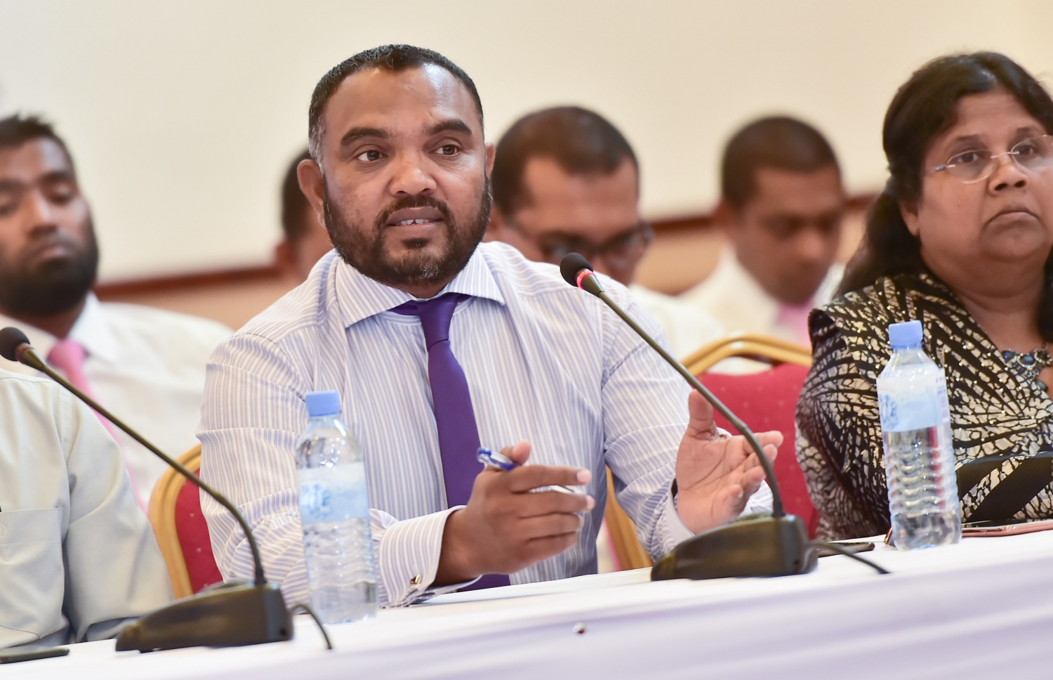 މާލެ: އޮކްޓޯބަރު 16، 2016- ޕީޕީއެމްގެ ހިންގުން އެ ޕާޓީގެ މުސްތަޝާރު އަދި ރައީސް އަބްދުﷲ ޔާމީންއާ ހަވާލުކުރުމަށް ސިވިލް ކޯޓުން ކުރި ހުކުމާ ގުޅިގެން، އެމަނިކުފާނުގެ ފެކްޝަންގެ ބޭފުޅުން ބޭއްވި ނިއުސް ކޮންފަރެންސްގައި ވައިކަރަދޫ ދާއިރާގެ މެމްބަރު އަލީ އާރިފް ނޫސްވެރިންނާ ވާހަކަ ދައްކަވަނީ.---ފޮޓޯ: މުހައްމަދު ޝަރުހާން/މިހާރު