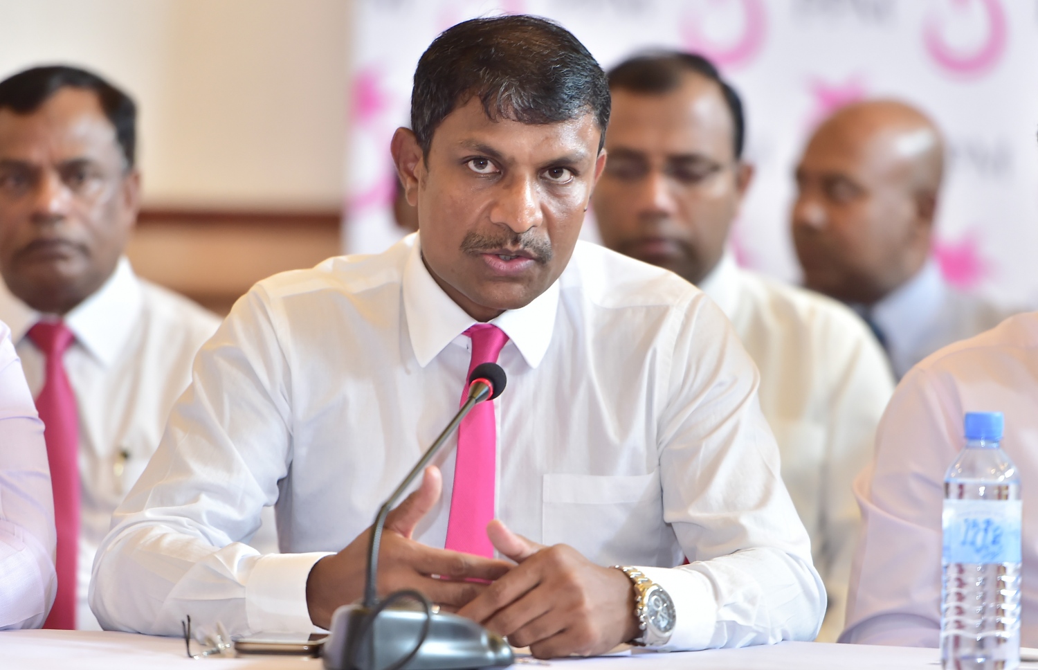 މާލެ: އޮކްޓޯބަރު 16، 2016- ޕީޕީއެމްގެ ހިންގުން އެ ޕާޓީގެ މުސްތަޝާރު އަދި ރައީސް އަބްދުﷲ ޔާމީންއާ ހަވާލުކުރުމަށް ސިވިލް ކޯޓުން ކުރި ހުކުމާ ގުޅިގެން، އެމަނިކުފާނުގެ ފެކްޝަންގެ ބޭފުޅުން ބޭއްވި ނިއުސް ކޮންފަރެންސްގައި، ޕީޕީއެމްގެ ޕާލަމެންޓްރީ ގުރޫޕުގެ ޑެޕިއުޓީ ލީޑަރު ރިޔާޒް ރަޝީދު ވާހަކަ ދައްކަވަނީ.---ފޮޓޯ: މުހައްމަދު ޝަރުހާން/މިހާރު