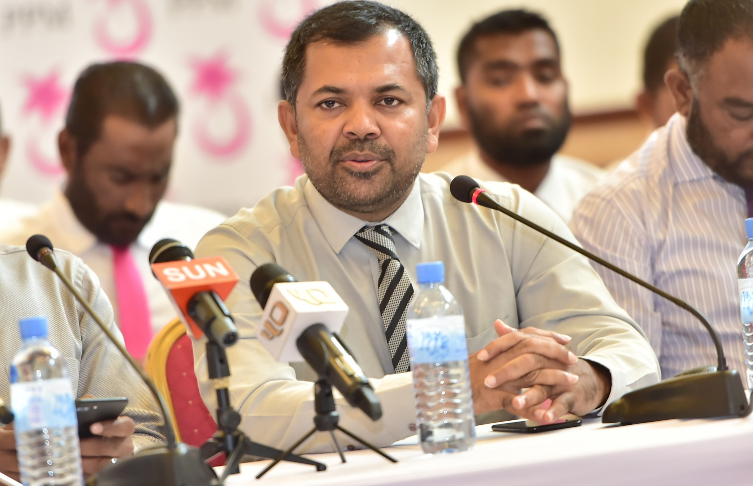 މާލެ: އޮކްޓޯބަރު 16، 2016- ޕީޕީއެމްގެ ހިންގުން އެ ޕާޓީގެ މުސްތަޝާރު އަދި ރައީސް އަބްދުﷲ ޔާމީންއާ ހަވާލުކުރުމަށް ސިވިލް ކޯޓުން ކުރި ހުކުމާ ގުޅިގެން، އެމަނިކުފާނުގެ ފެކްޝަންގެ ބޭފުޅުން ބޭއްވި ނިއުސް ކޮންފަރެންސްގައި ޓޫރިޒަމް މިނިސްޓަރު މޫސާ ޒަމީރު ނޫސްވެރިންނާ ވާހަކަ ދައްކަވަނީ.---ފޮޓޯ: މުހައްމަދު ޝަރުހާން/މިހާރު